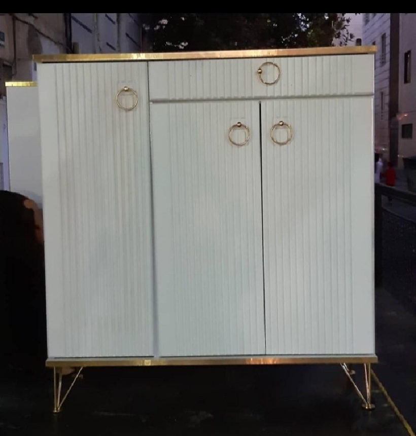  جاکفشی سه درب مدل صدراجاکفشی سه درب و یک کشو جنس ملامینه شرکتی نما ام دی اف وکیوم ابعاد 85×33×92دارای لولای آرام بند۴ طبقهدارای رنگبندی پایه های گلدونی 