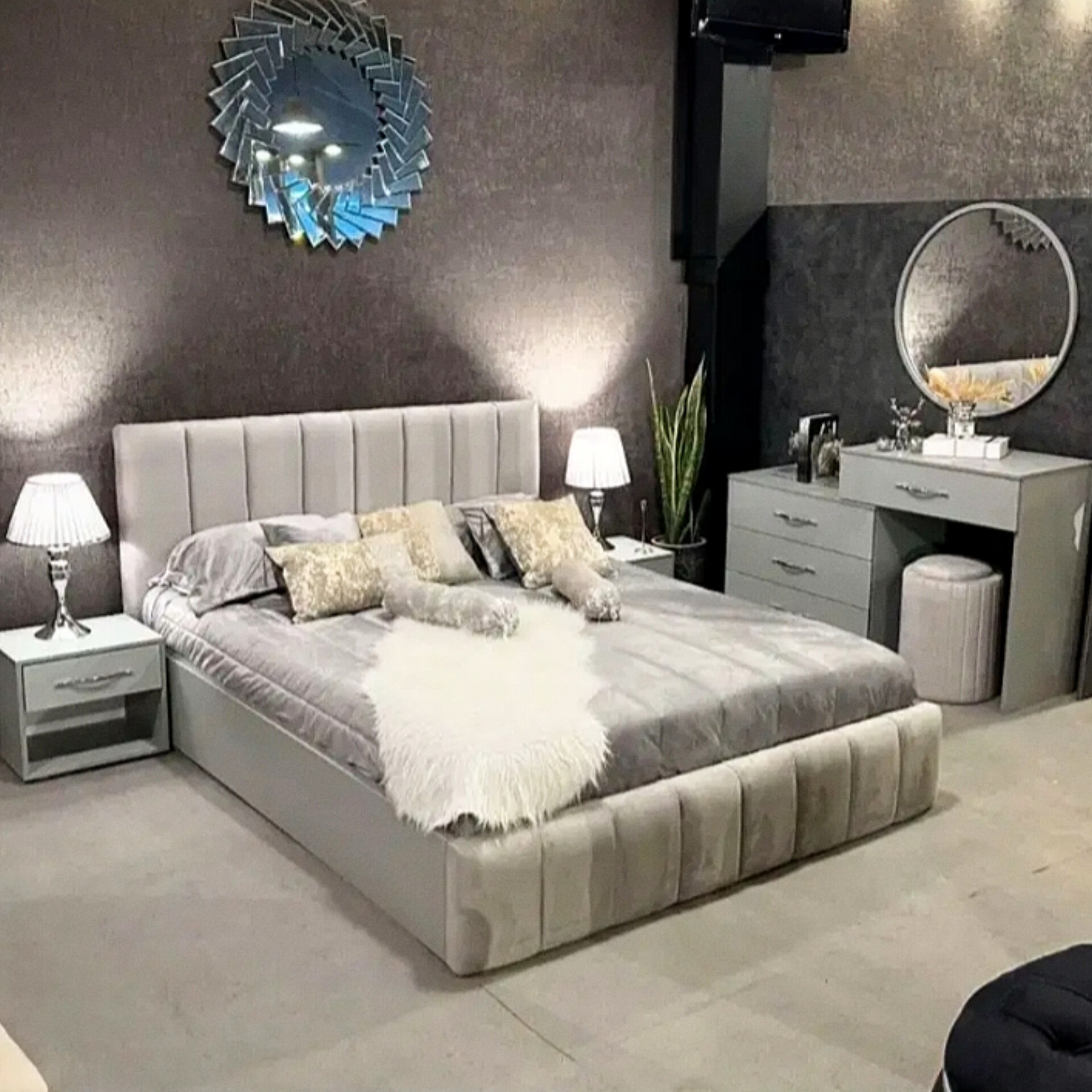   سرویس خواب دونفره مدل خیاری جنس mdfسایز تخت 200×160×115شامل تخت خواب کفی تخت پاتختی (۲عدد)میز آرایش قاب اینه صندلی میز آرایش دوتکه و آینه گرد دارای رنگبندی پارچه 