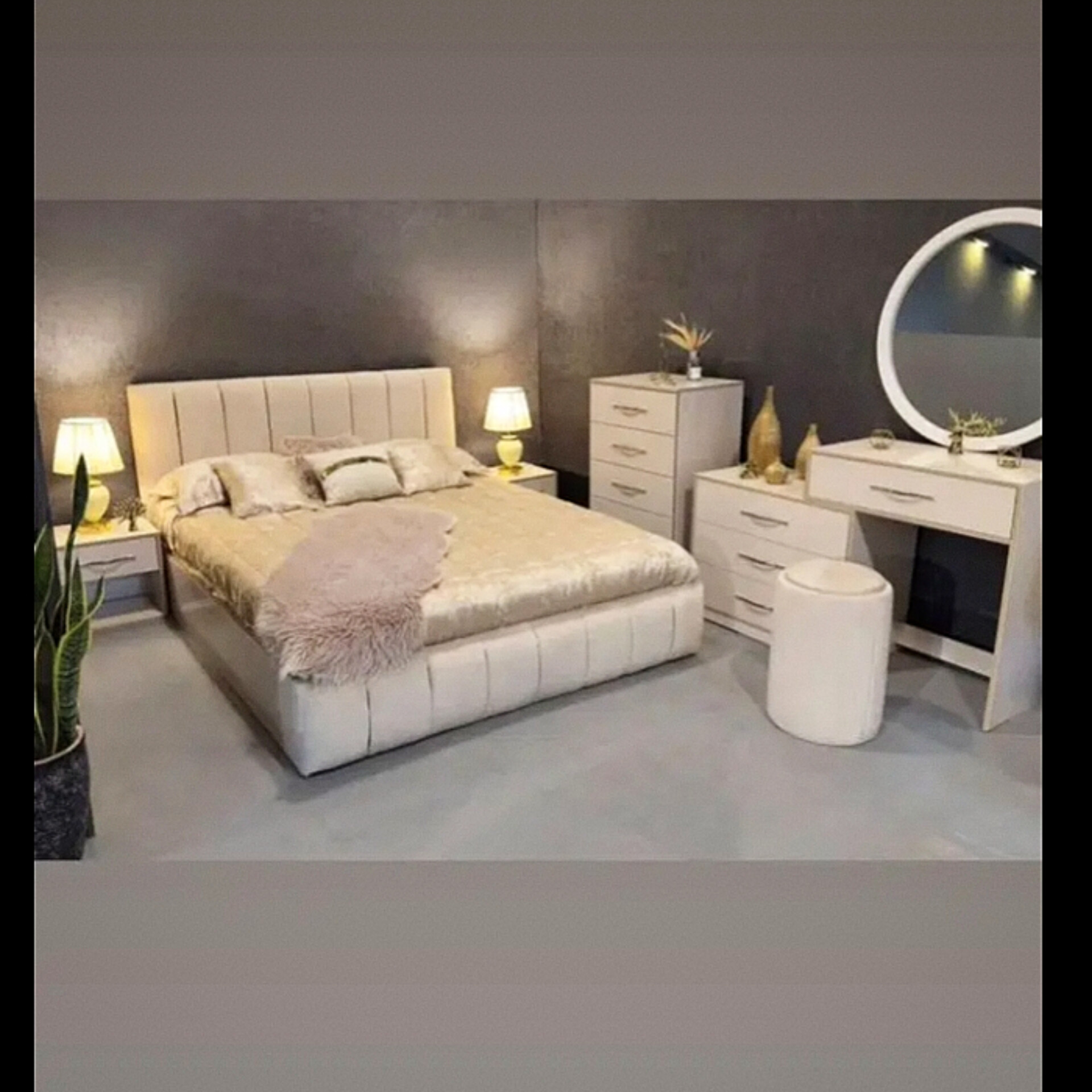  سرویس خواب دونفره مدل خیاری جنس mdfسایز تخت 200×160×115شامل تخت خواب کفی تخت پاتختی (۲عدد)میز آرایش قاب اینه صندلی میز آرایش دوتکه و آینه گرد دارای رنگبندی پارچه 