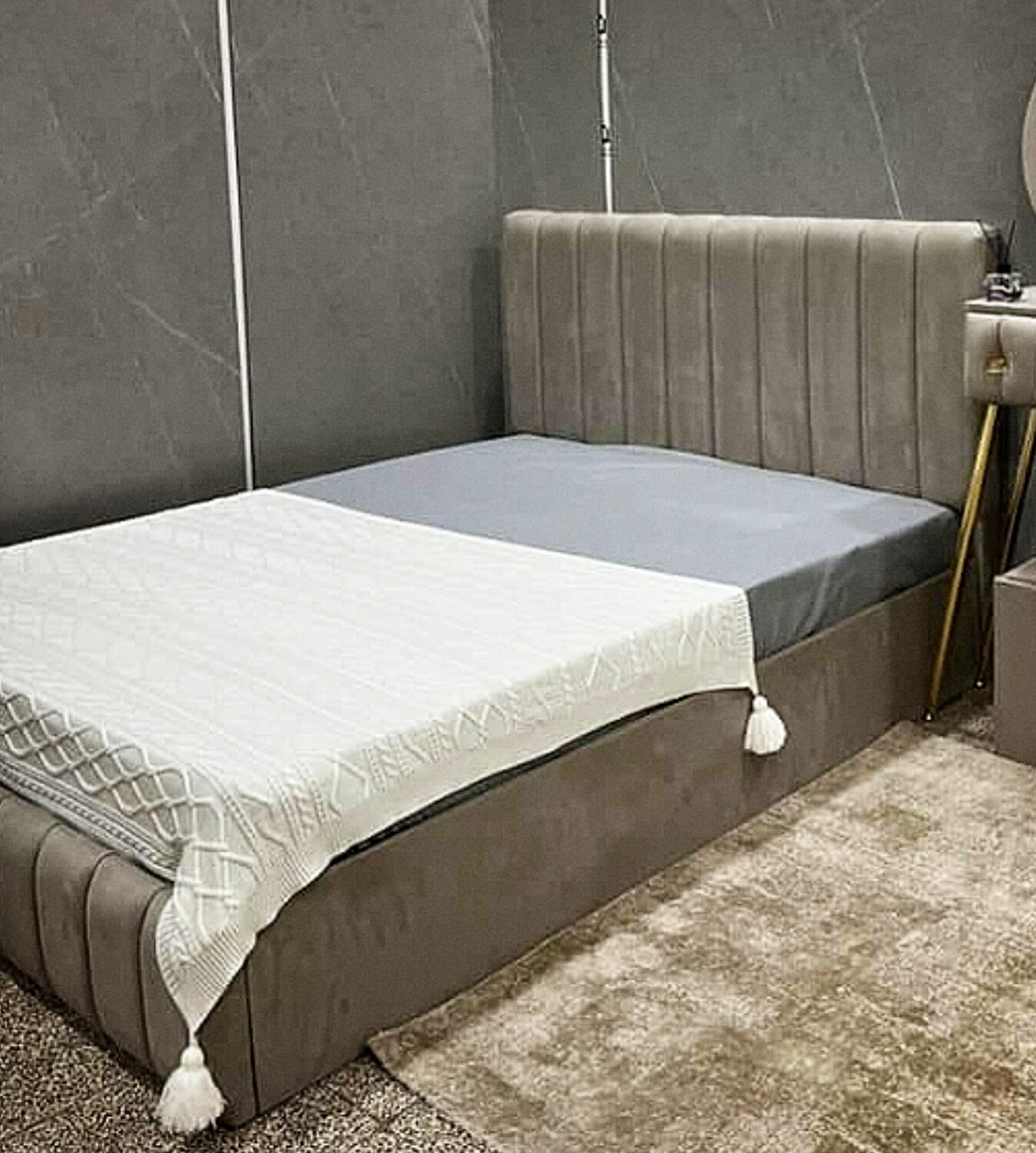   سرویس خواب دونفره مدل خیاری جنس mdfسایز تخت 200×160×115شامل تخت خواب کفی تخت پاتختی (۲عدد)میز آرایش قاب اینه صندلی میز آرایش دوتکه و آینه گرد دارای رنگبندی پارچه 