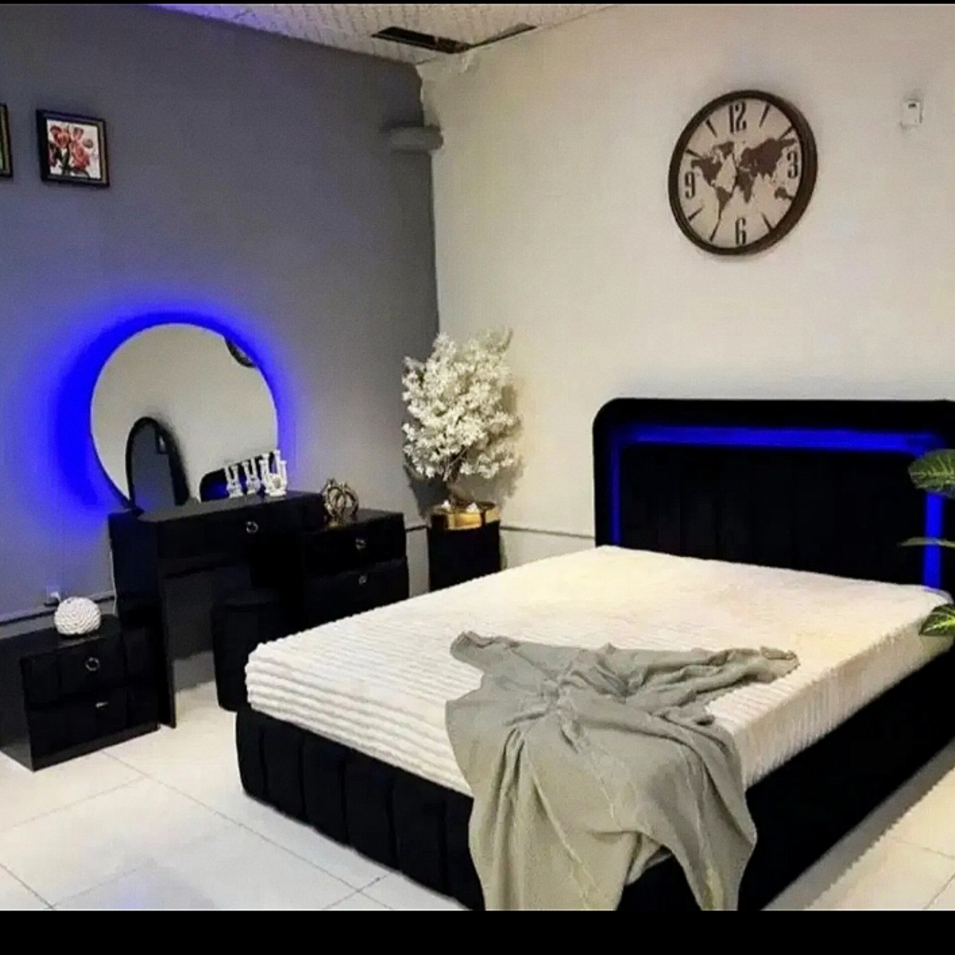  &nbsp;سرویس خواب دونفره مدل ال ای دی خور&nbsp;جنس mdfسایز تخت 200×160×115دارای نوار ال ای دی&nbsp;شامل تخت خواب کفی تخت پاتختی (۲عدد)میز آرایش قاب اینه صندلی&nbsp;میز آرایش دوتکه و آینه گرد&nbsp;دارای رنگبندی پارچه&nbsp;
