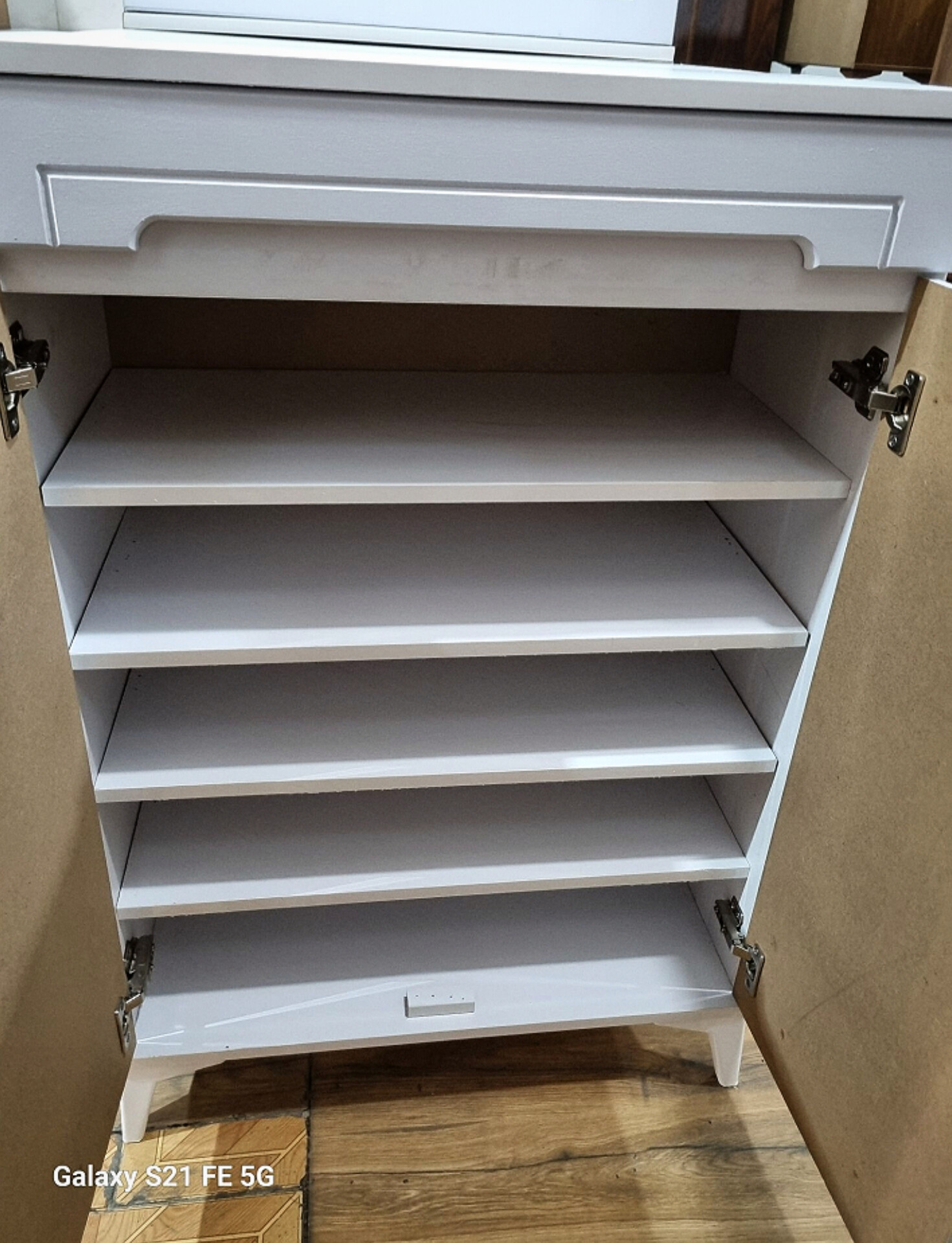  جاکفشی دو درب مدل فلامینگو&nbsp;جاکفشی دو درب&nbsp;&nbsp;جنس ملامینه شرکتی&nbsp;نما mdf وکیوم&nbsp;ابعاد 35×70×87دارای لولای آرام بند5 طبقهبدون دستگیره&nbsp;