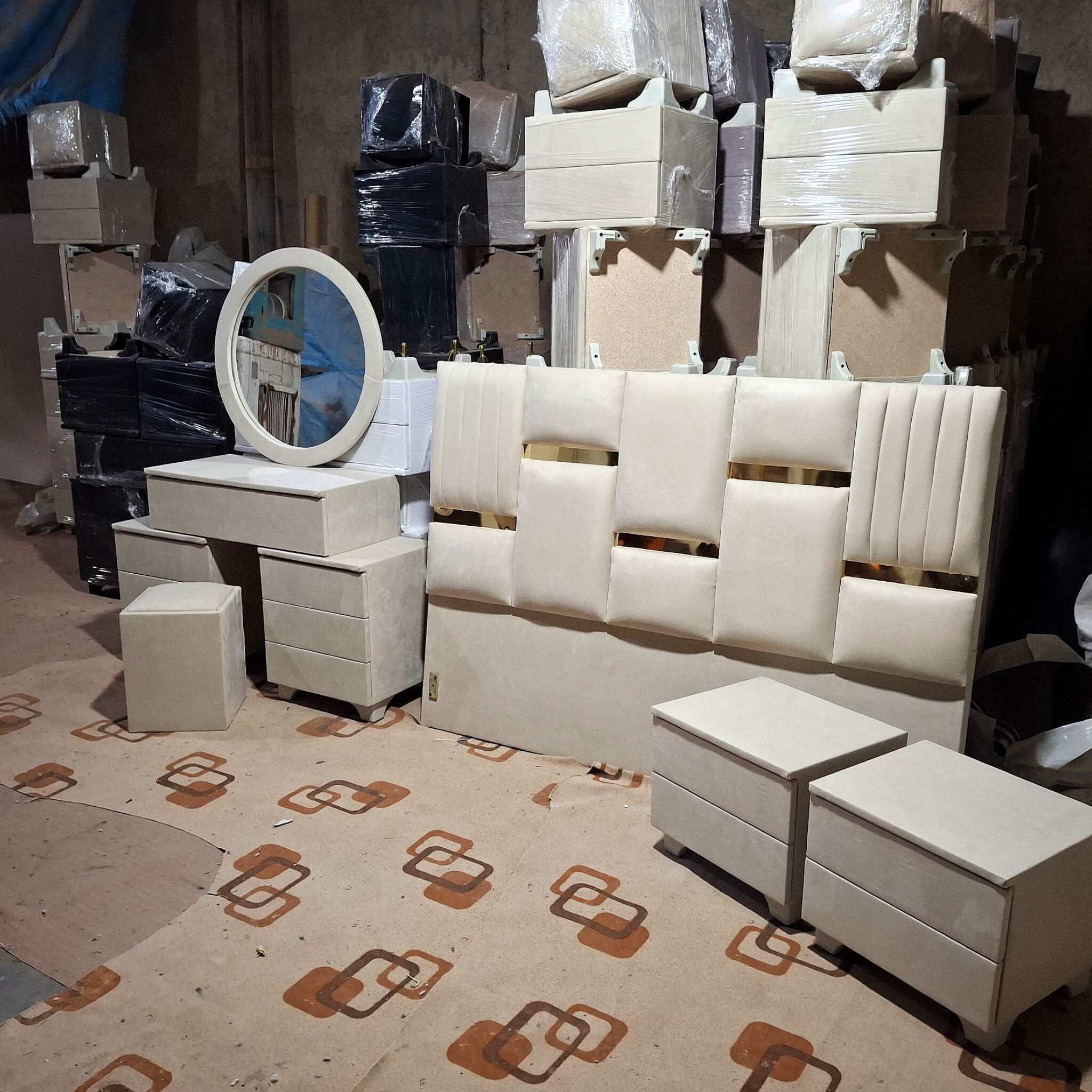  سرویس خواب دونفره مدل نیو اونتوسجنس mdf ابعاد 200×160×115پارچه مسکو فستو نیوپورشهدارای تخت دونفره کفی تخت پاتختی میز آرایش قاب آینه صندلی دارای رنگبندی پارچهتشک جدا حساب میشود 
