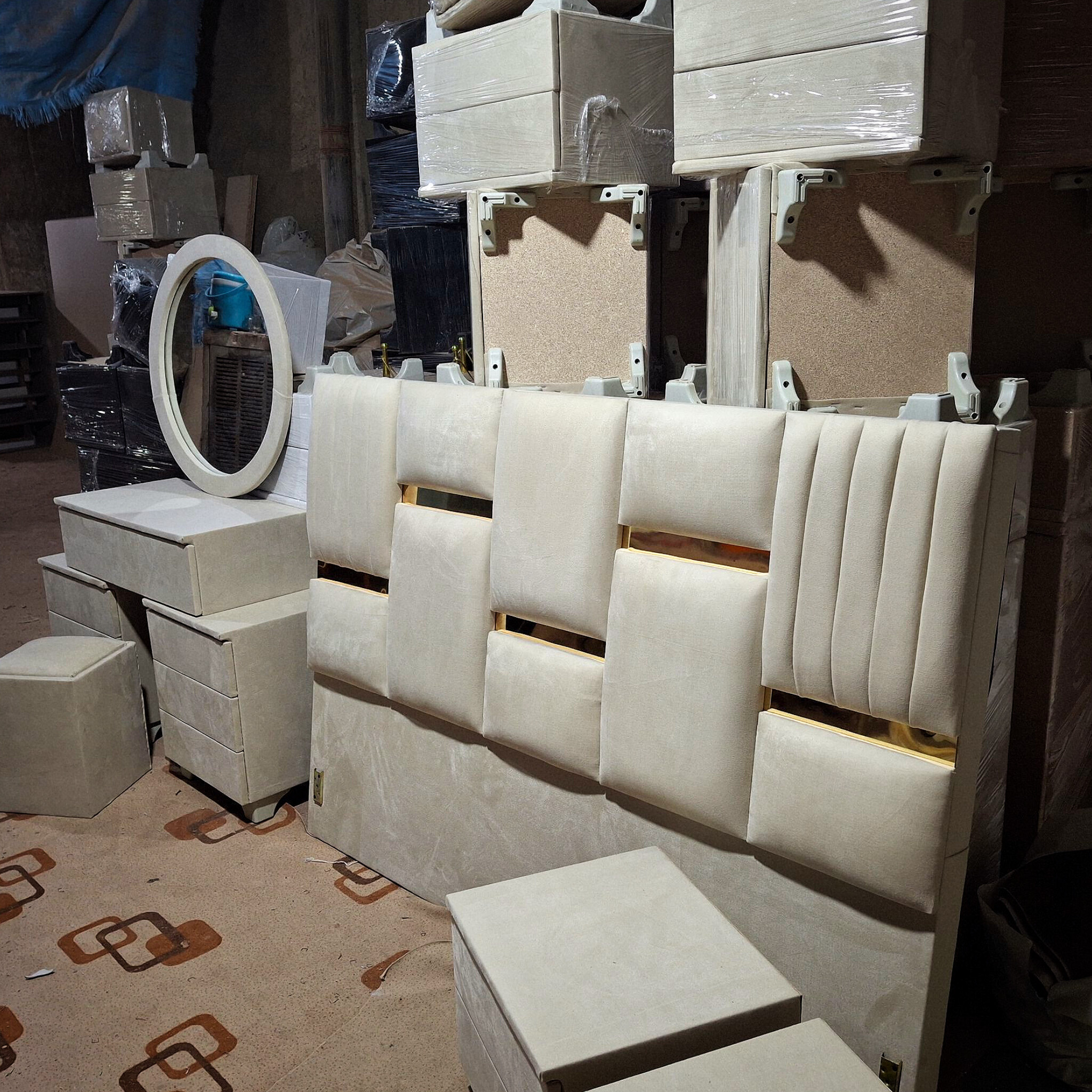 سرویس خواب دونفره مدل نیو اونتوسجنس mdf ابعاد 200×160×115پارچه مسکو فستو نیوپورشهدارای تخت دونفره کفی تخت پاتختی میز آرایش قاب آینه صندلی دارای رنگبندی پارچهتشک جدا حساب میشود 