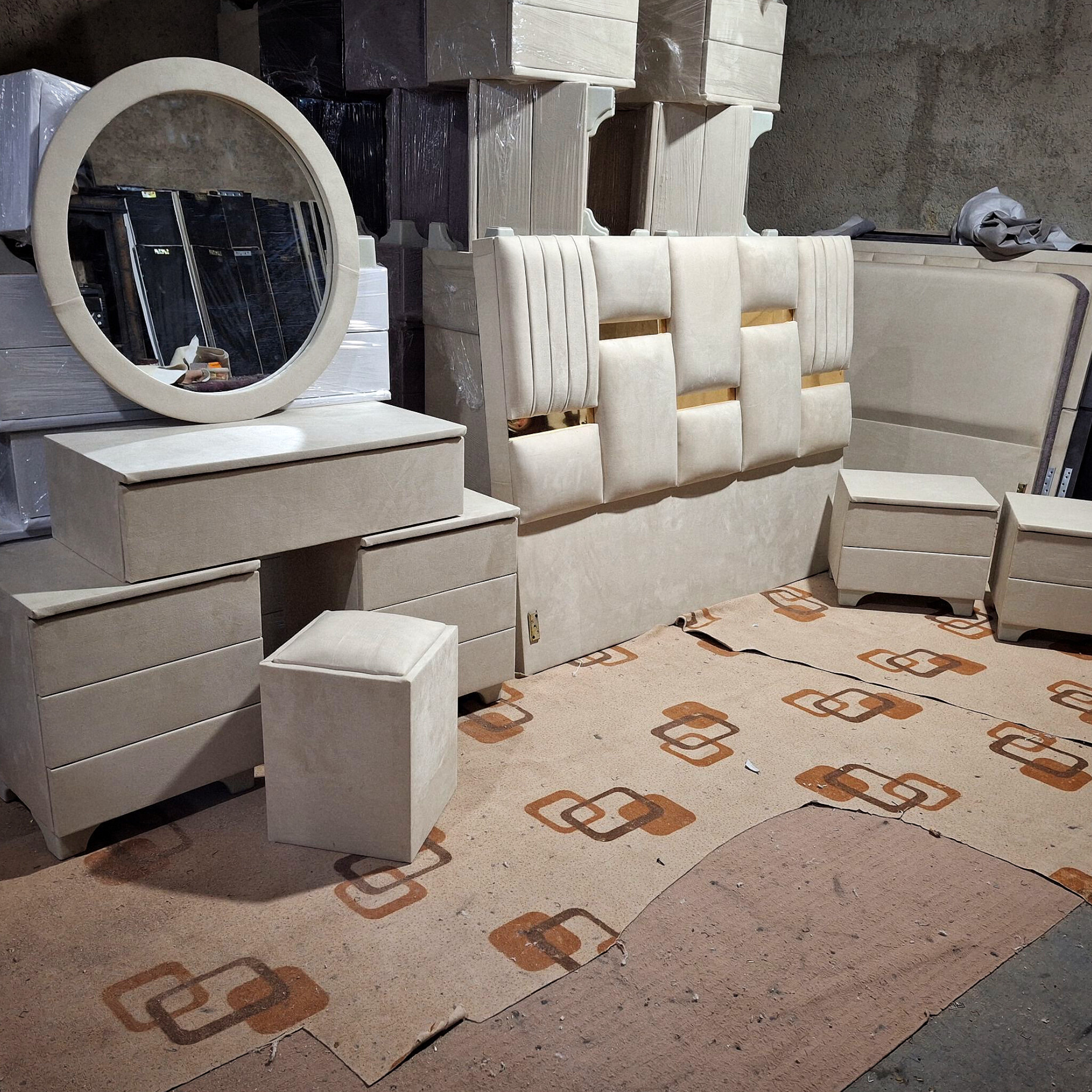  سرویس خواب دونفره مدل نیو اونتوسجنس mdf ابعاد 200×160×115پارچه مسکو فستو نیوپورشهدارای تخت دونفره کفی تخت پاتختی میز آرایش قاب آینه صندلی دارای رنگبندی پارچهتشک جدا حساب میشود 