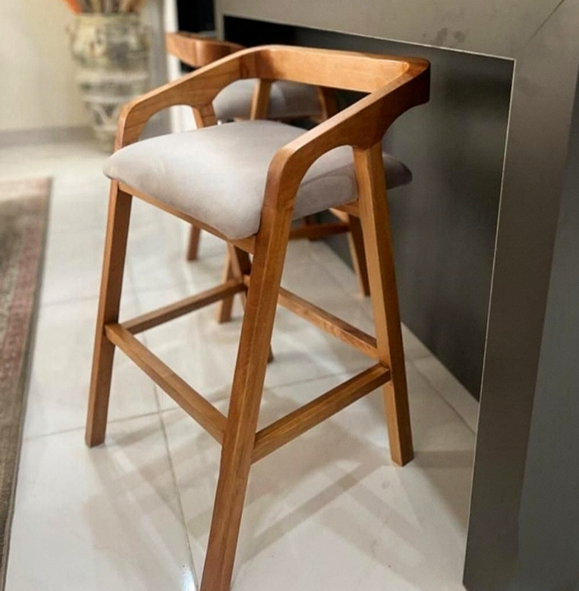  صندلی اپن مدل لاله جنس چوب توسکاابعاد 46×50×65ارتفاع 65دارای رنگبندی در چوب و پارچه نشیمن اسفنج کف پارچه 