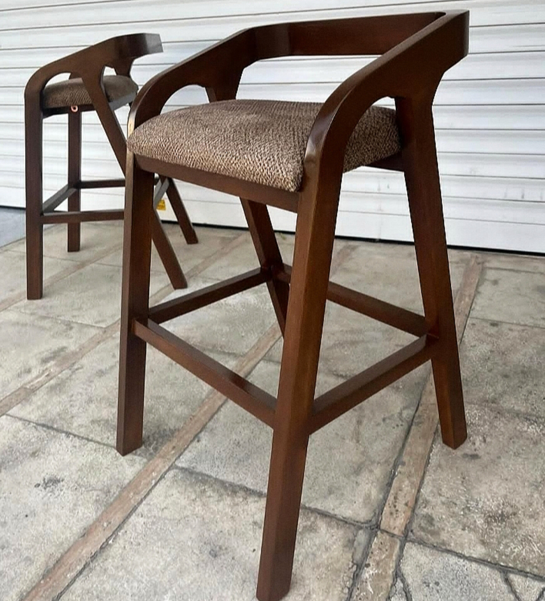  صندلی اپن مدل لاله جنس چوب توسکاابعاد 46×50×65ارتفاع 65دارای رنگبندی در چوب و پارچه نشیمن اسفنج کف پارچه 