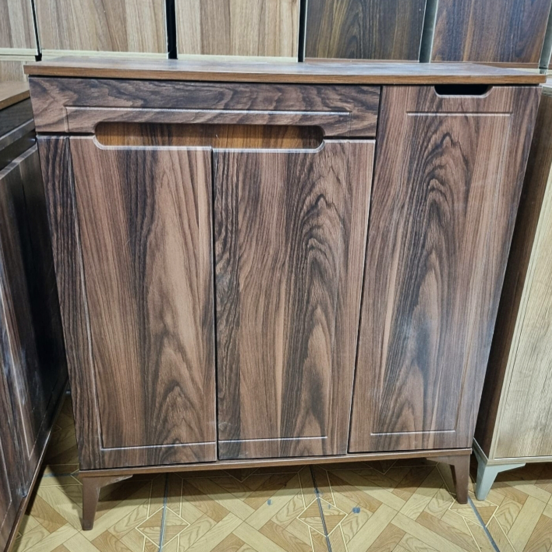  جاکفشی سه درب  و یک کشو مدل فلامینگو جاکفشی سه دربجنس ملامینه شرکتی نما mdf وکیوم ابعاد 35×100×87عمق 35دارای لولای آرام بند5 طبقهبدون دستگیره 