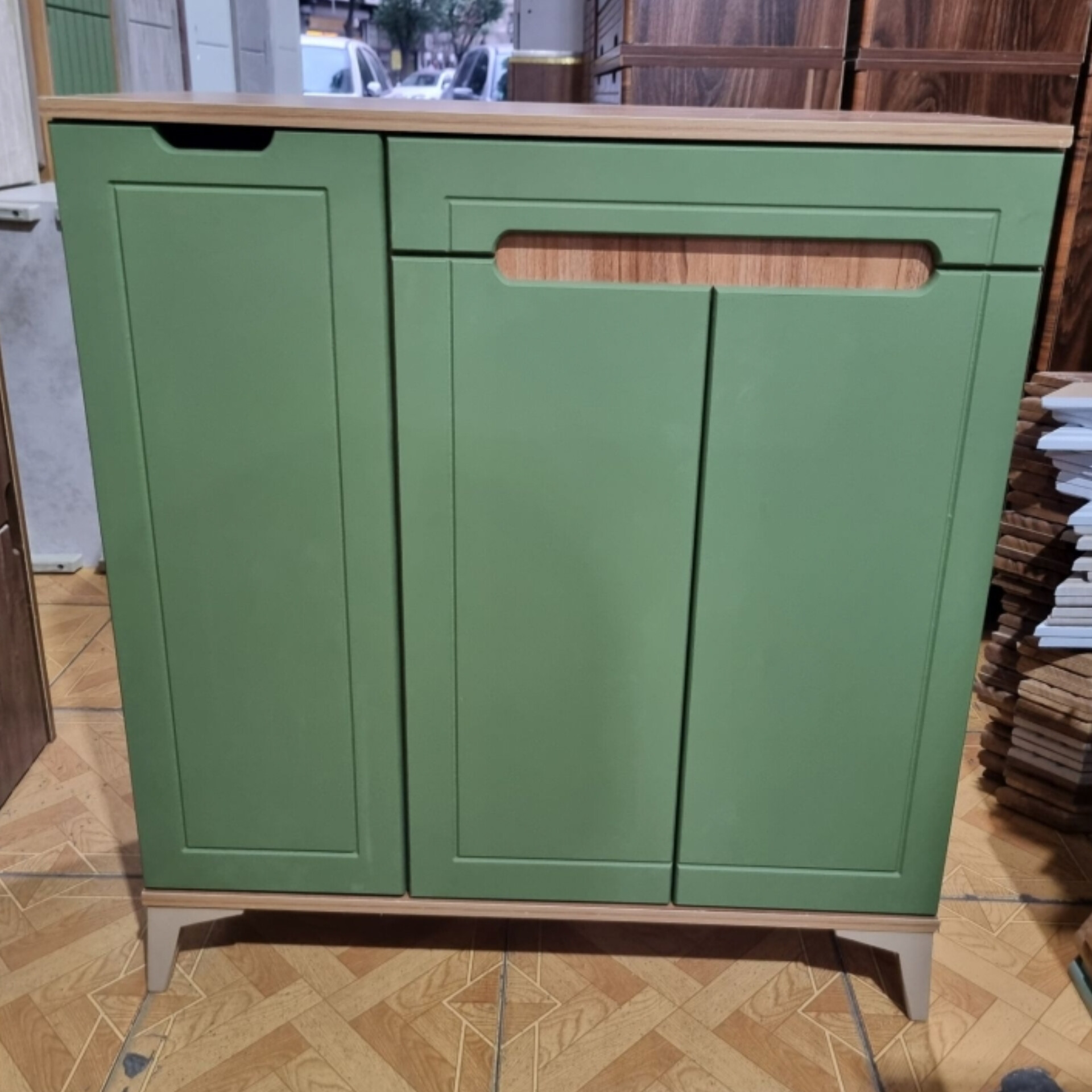  جاکفشی سه درب  و یک کشو مدل فلامینگو جاکفشی سه دربجنس ملامینه شرکتی نما mdf وکیوم ابعاد 35×100×87عمق 35دارای لولای آرام بند5 طبقهبدون دستگیره 