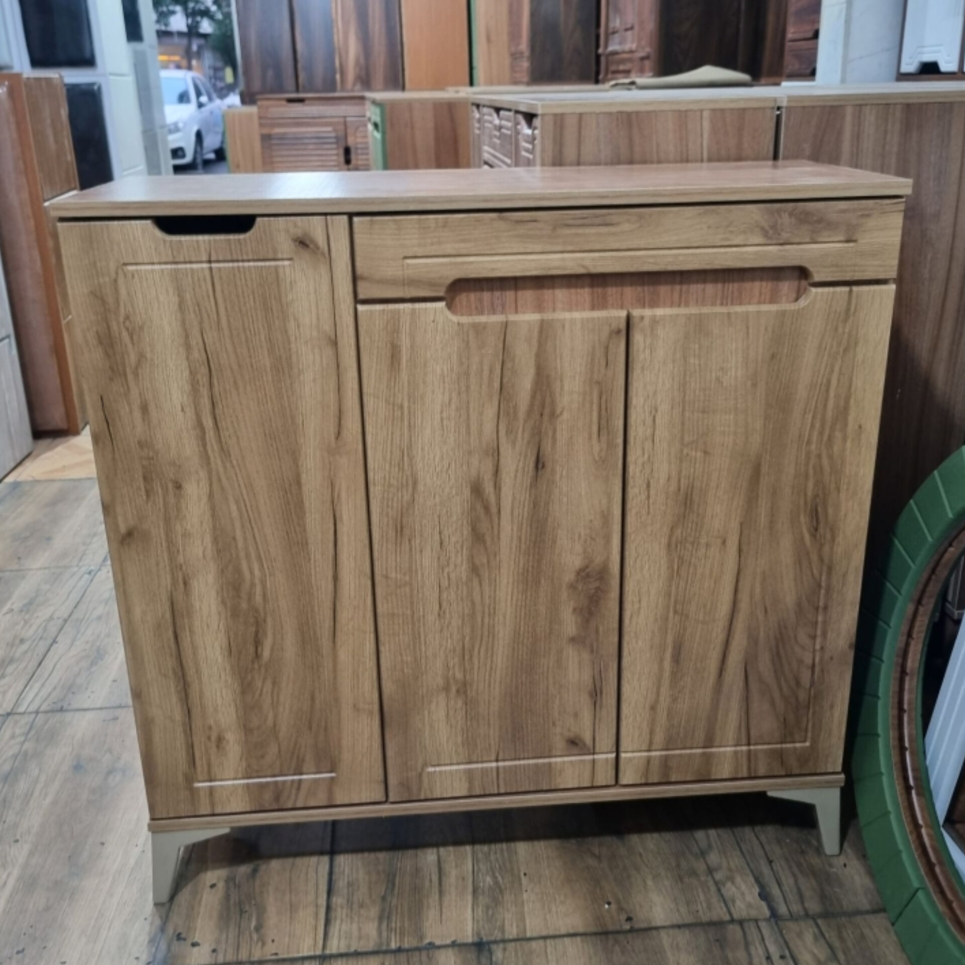  جاکفشی سه درب  و یک کشو مدل فلامینگو جاکفشی سه دربجنس ملامینه شرکتی نما mdf وکیوم ابعاد 35×100×87عمق 35دارای لولای آرام بند5 طبقهبدون دستگیره 