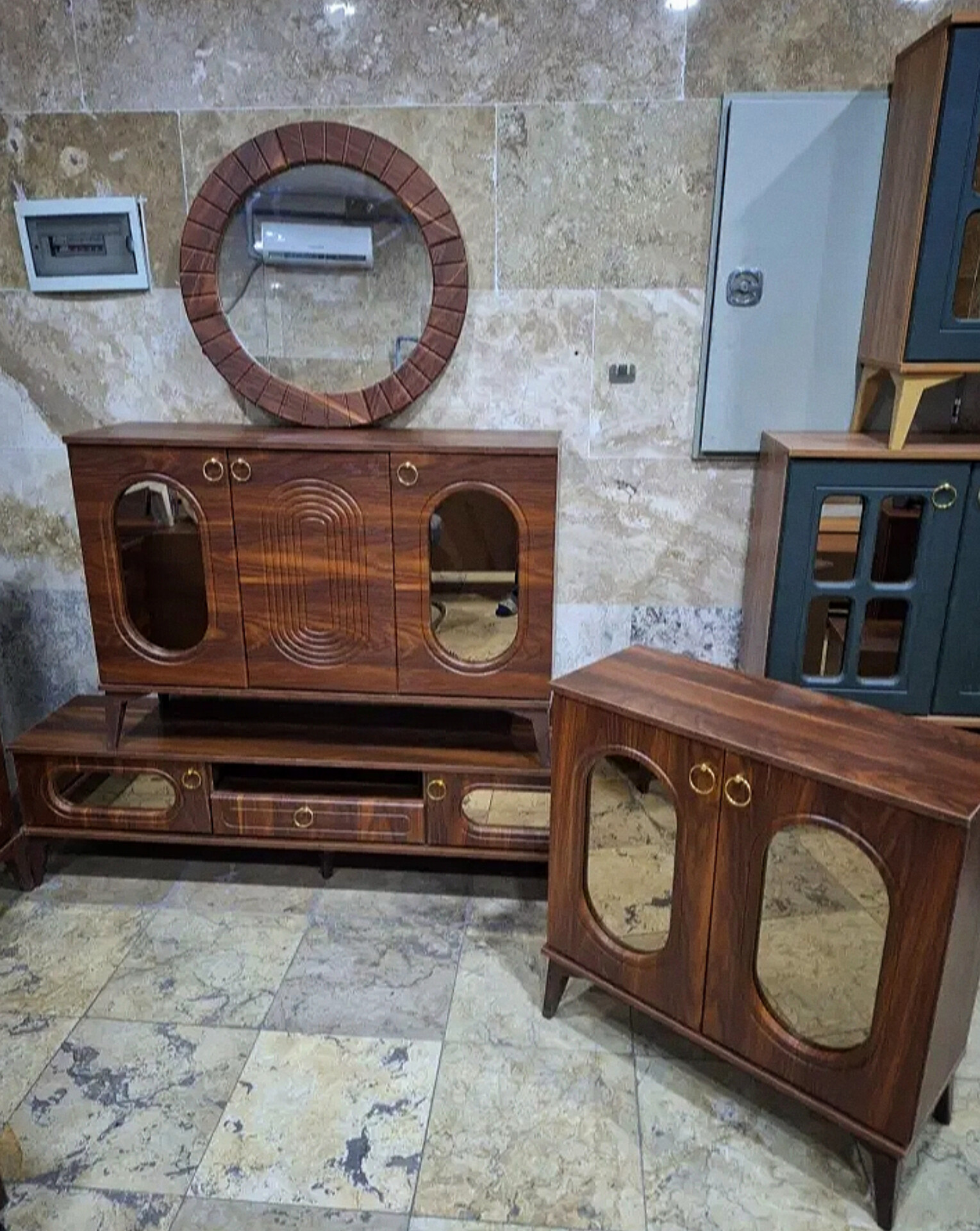  ست میز تلویزیون میز کنسول و جاکفشی 4 عددی مدل آینه ایجنس بدنه ملامینه و نما mdf وکیومابعاد میز تلویزیون 140×33×45مناسب تلویزیون تا 55اینچ میز کنسول 120×35×80جاکفشی 80×32×87لولای آرام بند برای درب ها میز تلویزیون دو درب و یک کشو کنسول سه درب و سه طبقه جاکفشی دو درب و چهار طبقه نوار وکیوم 0/3  