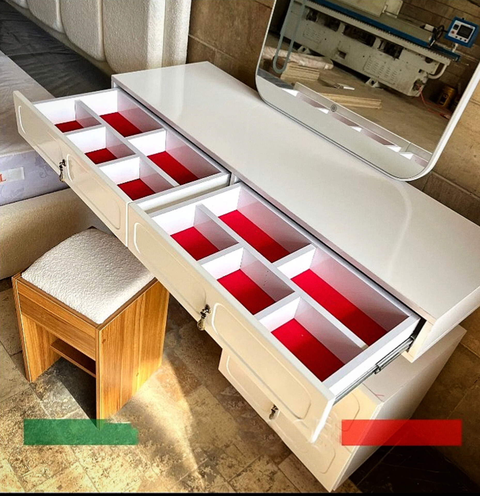  سرویس خواب دونفره مدل سوفا جنسmdfزیرکار اسفنجتخت دونفره تمام پارچه پارچه دیاموند شامل تخت خواب کفی تخت ۲ تا پاتختی میز آرایش قاب آینه صندلی دارای رنگبندی میز ارایش دورنگ و دو کشو و جعبه جواهر 