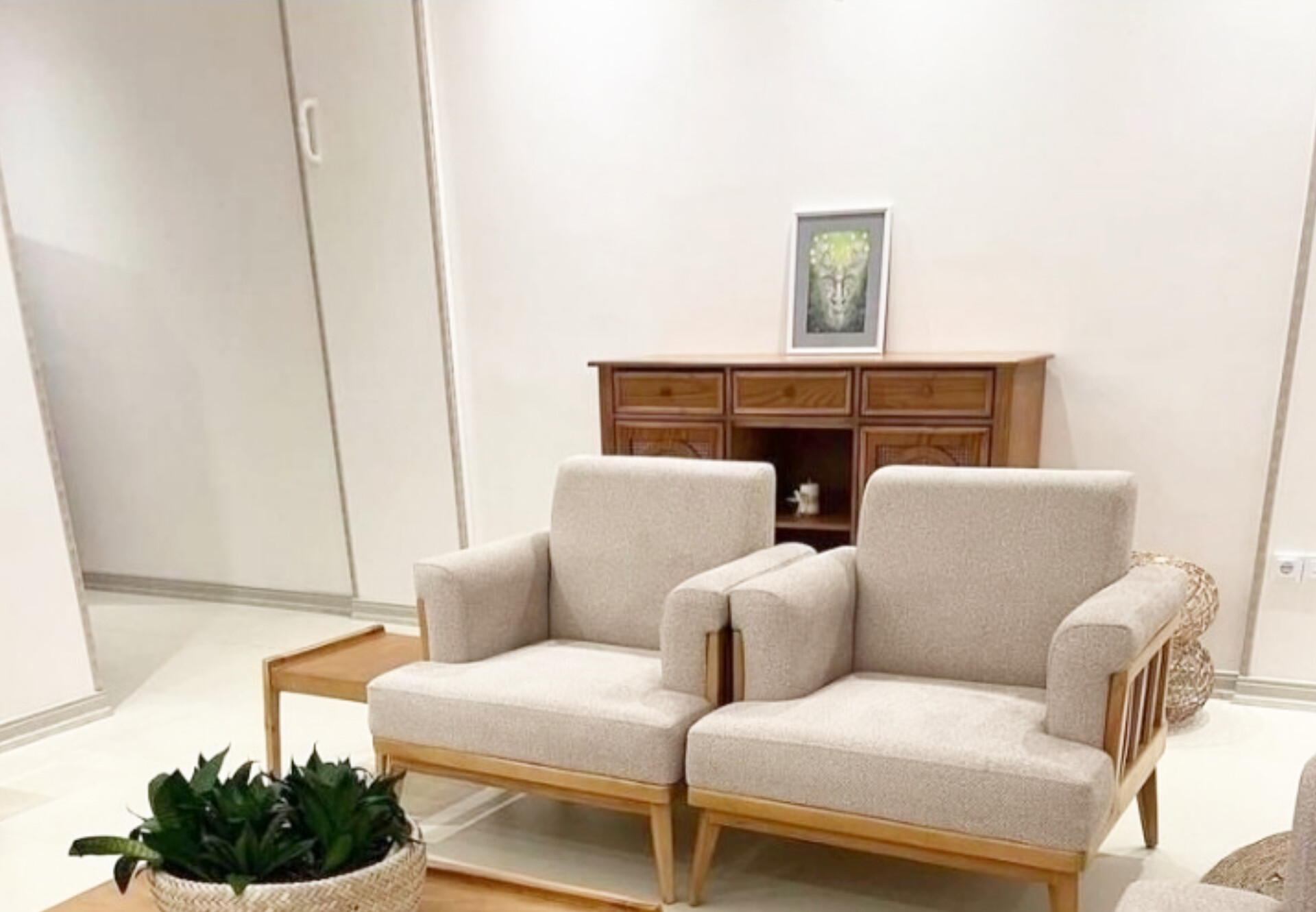   مبل 8 نفره 3+3+1+1پارچه لیما کلاف چوب راش نشیمن اسفنج ۳۵ کیلویی دارای رنگبندی امکان تغییر در تعداد نفرات 