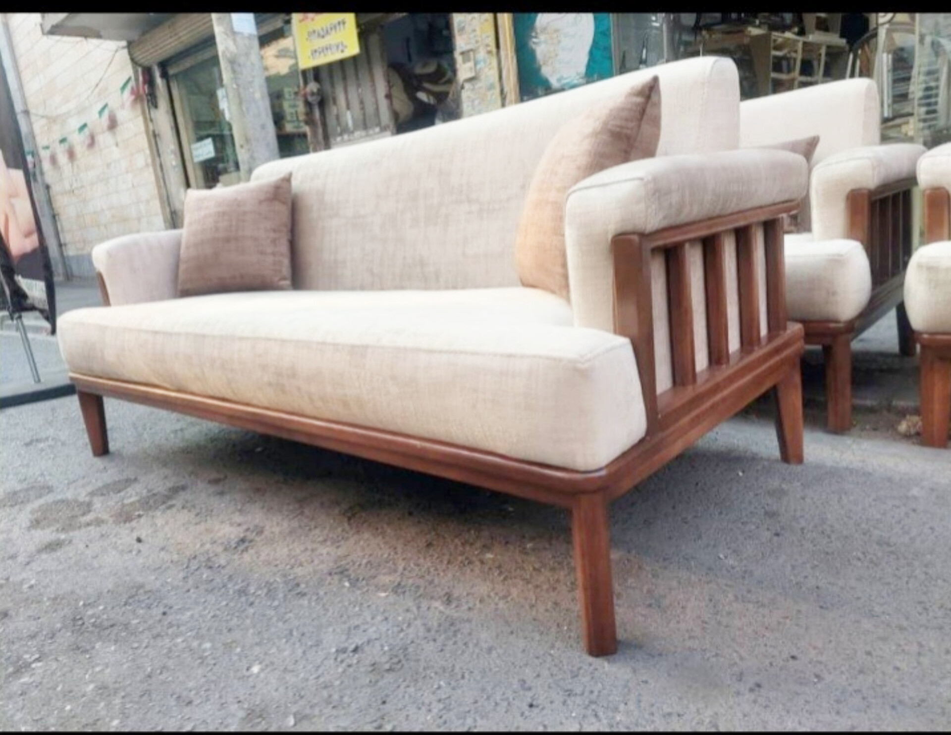   مبل 8 نفره 3+3+1+1پارچه لیما کلاف چوب راش نشیمن اسفنج ۳۵ کیلویی دارای رنگبندی امکان تغییر در تعداد نفرات 