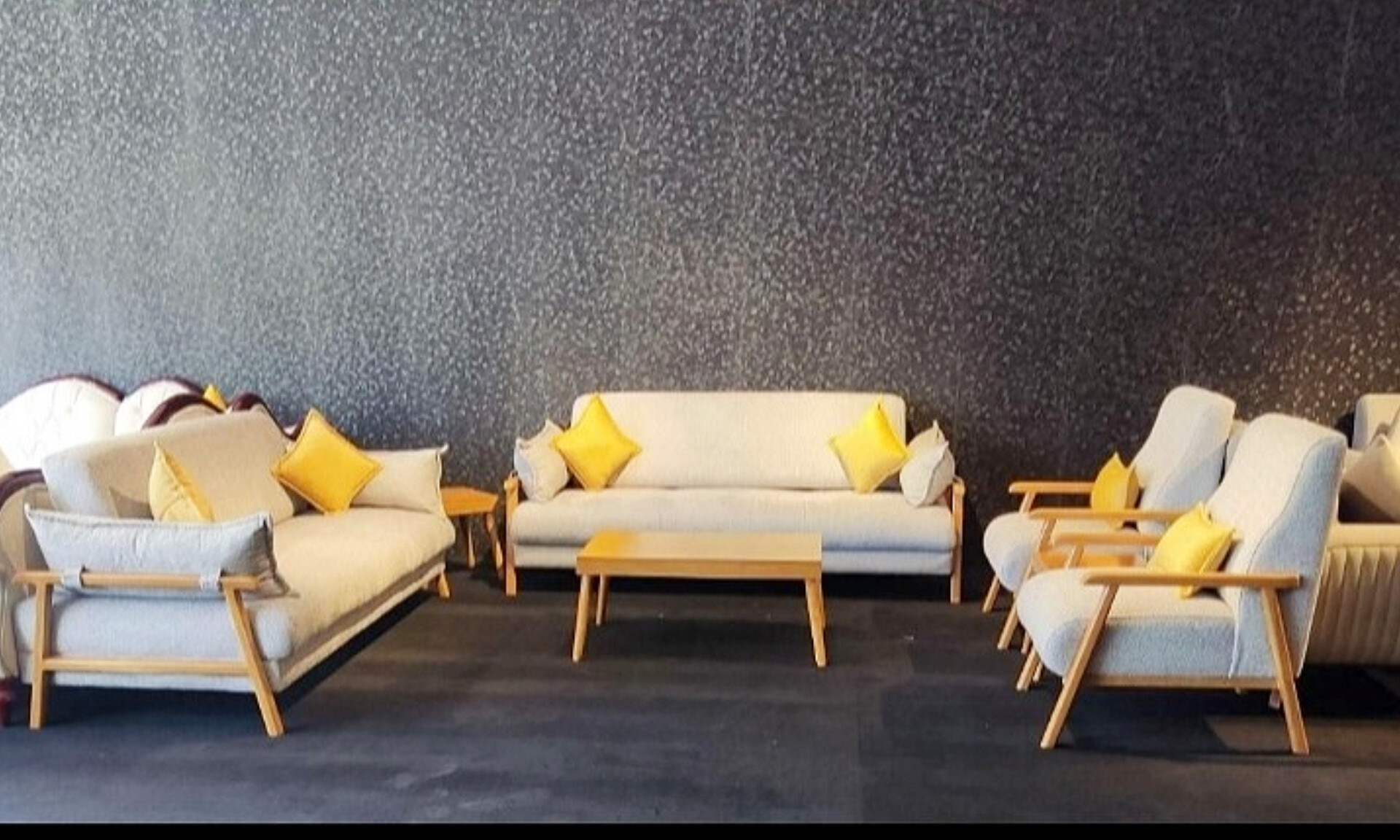  مبل مینیمال 8 نفره 3+3+1+1کلاف چوب روس نشبمن اسفنج 35 کیلویی پارچه تدی و لیما کوسن روی دسته متصل شده بسیار شیک و جذابدارای رنگبندی چوب و پارچه 