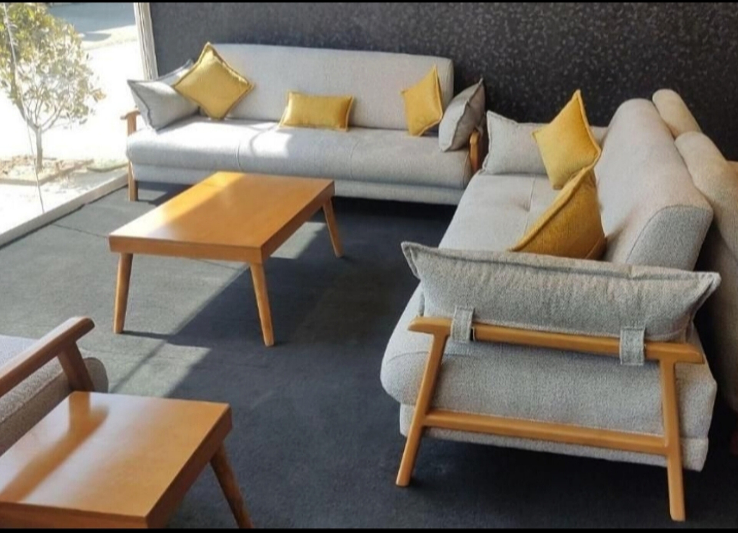   مبل مینیمال 8 نفره 3+3+1+1کلاف چوب روس نشبمن اسفنج 35 کیلویی پارچه تدی و لیما کوسن روی دسته متصل شده بسیار شیک و جذابدارای رنگبندی چوب و پارچه 