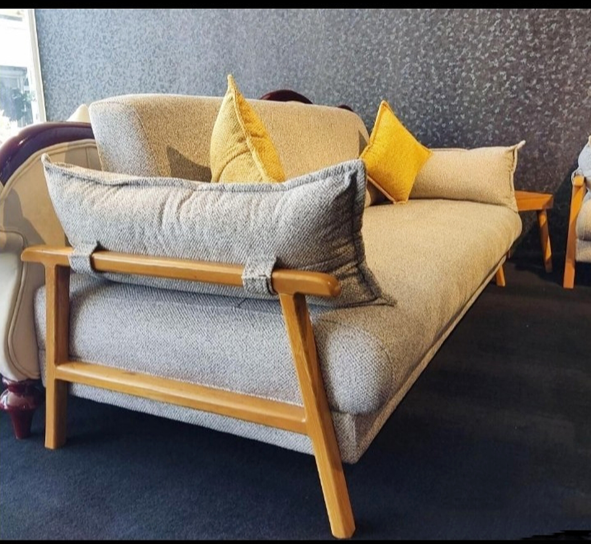   مبل مینیمال 8 نفره 3+3+1+1کلاف چوب روس نشبمن اسفنج 35 کیلویی پارچه تدی و لیما کوسن روی دسته متصل شده بسیار شیک و جذابدارای رنگبندی چوب و پارچه 