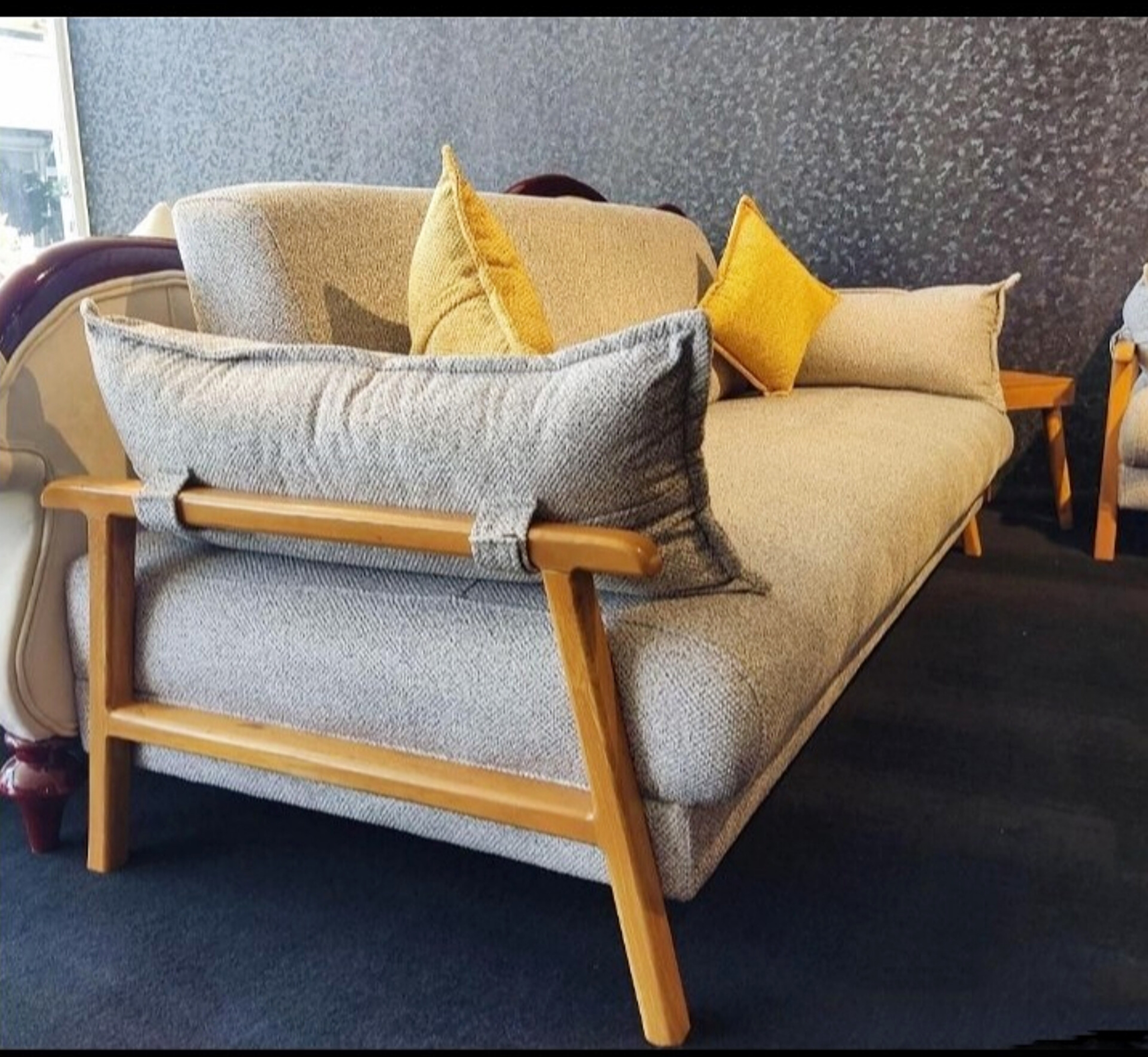   مبل مینیمال 8 نفره 3+3+1+1کلاف چوب روس نشبمن اسفنج 35 کیلویی پارچه تدی و لیما کوسن روی دسته متصل شده بسیار شیک و جذابدارای رنگبندی چوب و پارچه 