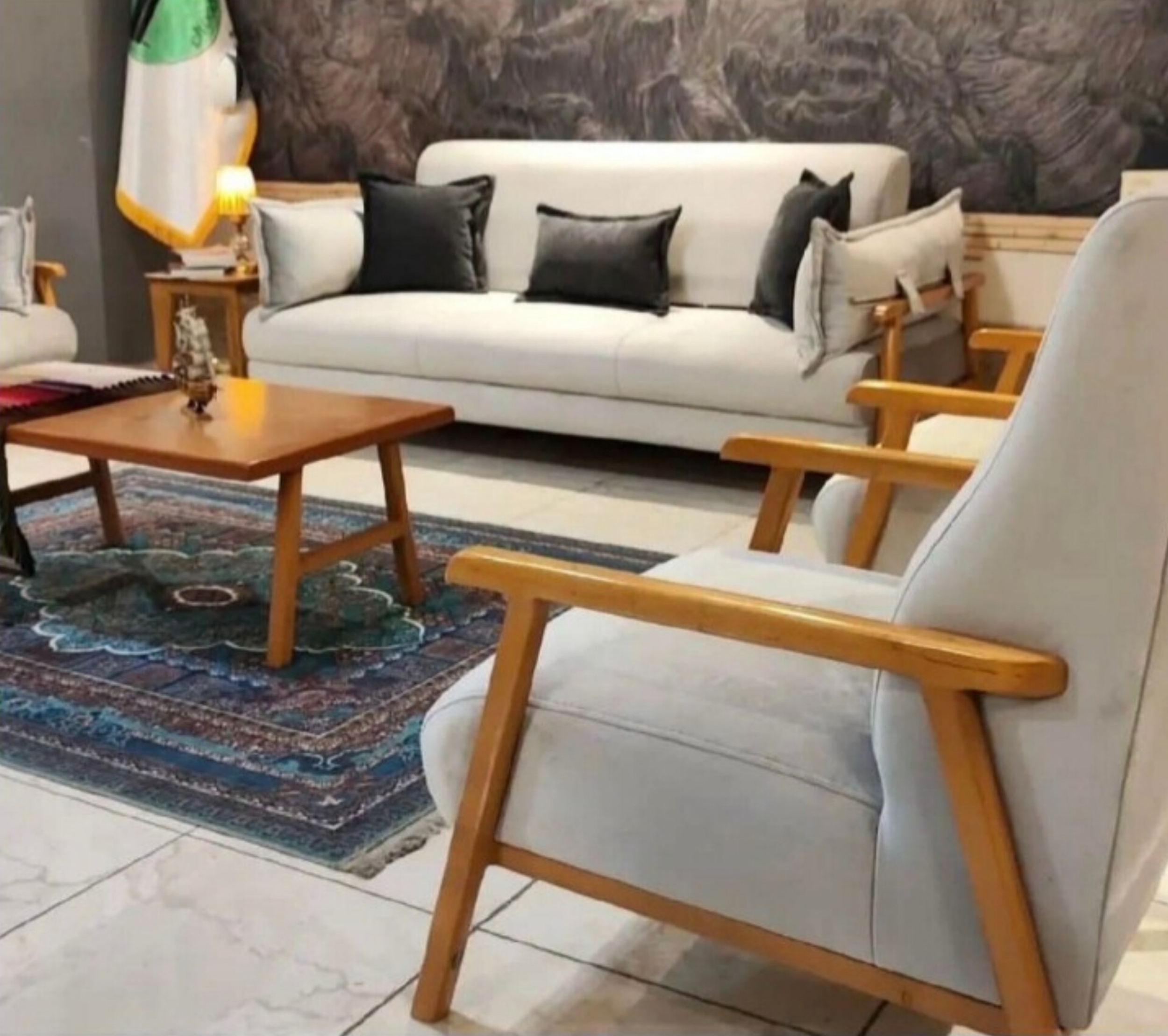   مبل مینیمال 8 نفره 3+3+1+1کلاف چوب روس نشبمن اسفنج 35 کیلویی پارچه تدی و لیما کوسن روی دسته متصل شده بسیار شیک و جذابدارای رنگبندی چوب و پارچه 