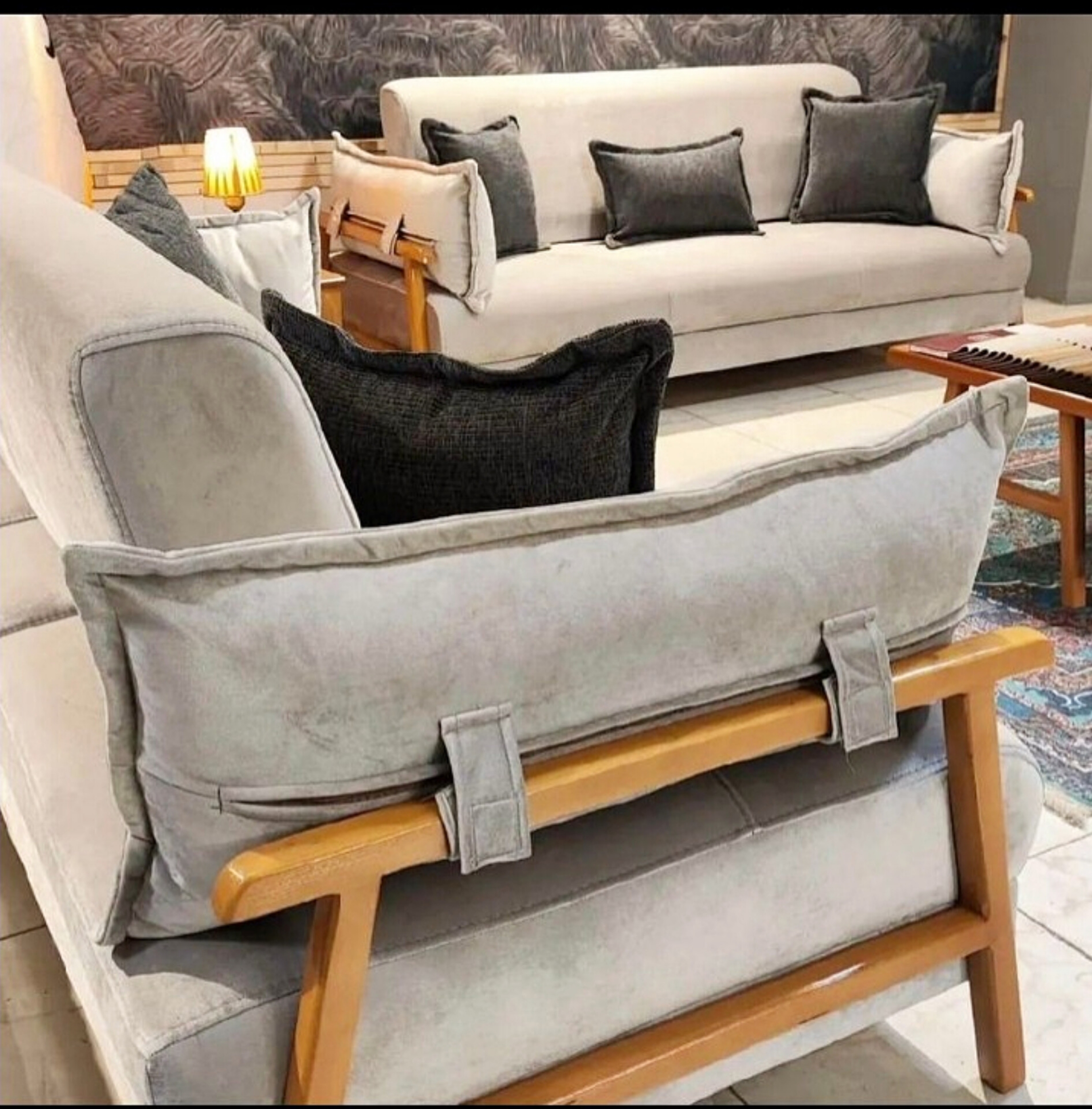   مبل مینیمال 8 نفره 3+3+1+1کلاف چوب روس نشبمن اسفنج 35 کیلویی پارچه تدی و لیما کوسن روی دسته متصل شده بسیار شیک و جذابدارای رنگبندی چوب و پارچه 