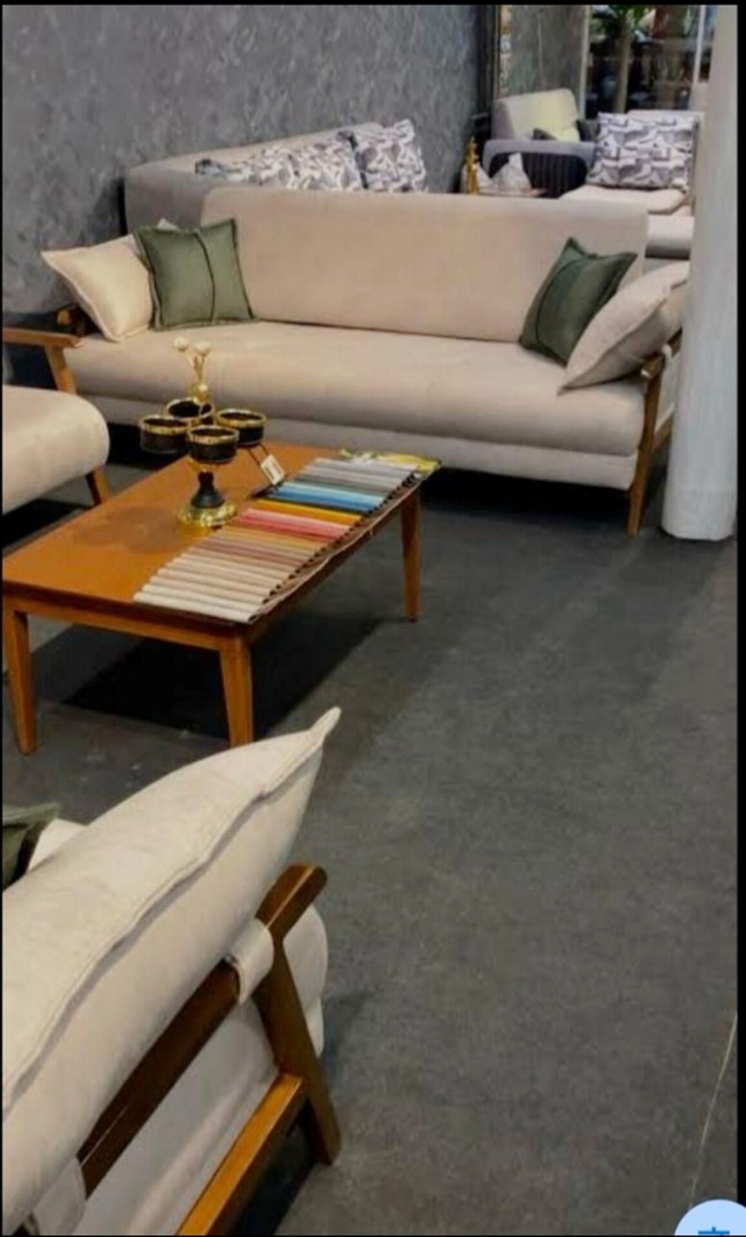   مبل مینیمال 8 نفره 3+3+1+1کلاف چوب روس نشبمن اسفنج 35 کیلویی پارچه تدی و لیما کوسن روی دسته متصل شده بسیار شیک و جذابدارای رنگبندی چوب و پارچه 