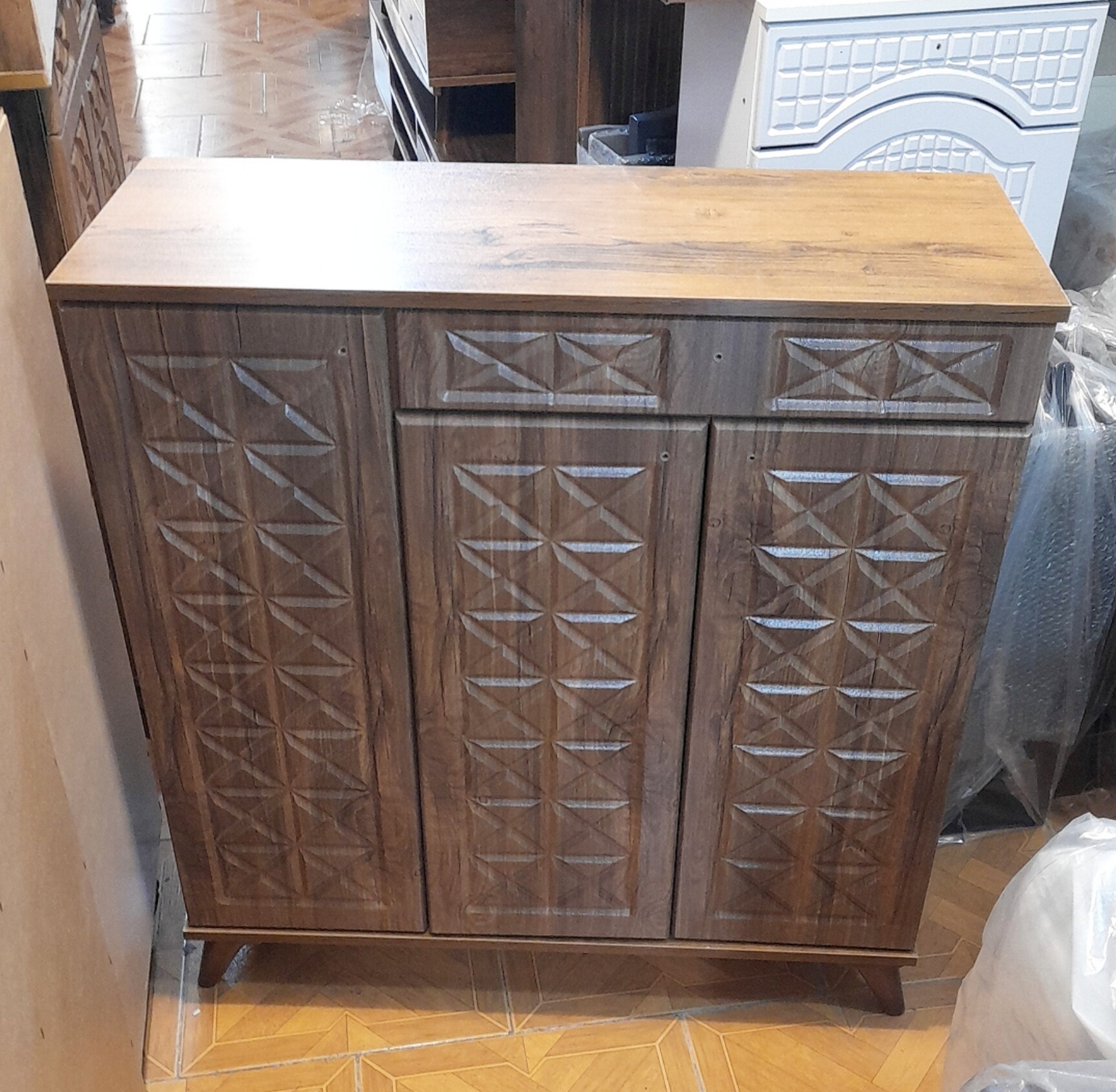  جاکفشی سه درب مدل صدراجاکفشی سه درب و یک کشو جنس ملامینه شرکتی نما ام دی اف وکیوم ابعاد 85×33×92دارای لولای آرام بند۴ طبقهدارای رنگبندی پایه های گلدونی 