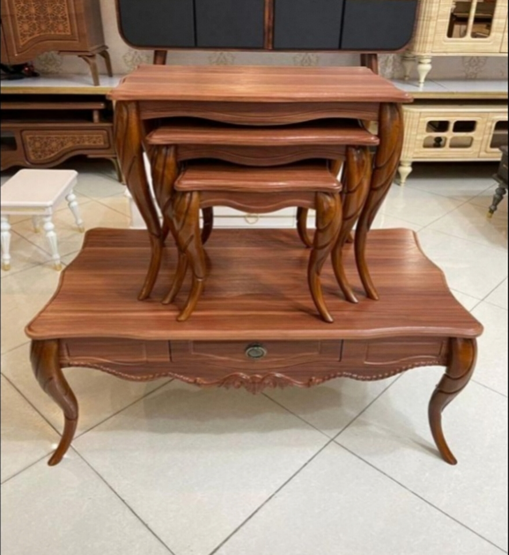   میز جلومبلی و عسلی پیچک 4تکه جنس mdf وکیوم ابعاد 100×67×35یک جلومبلی کشوخور  و سه تا عسلی زیر هم رو پایه های abs پیچیدر بسته بندی کارتن دارای رنگبندی 