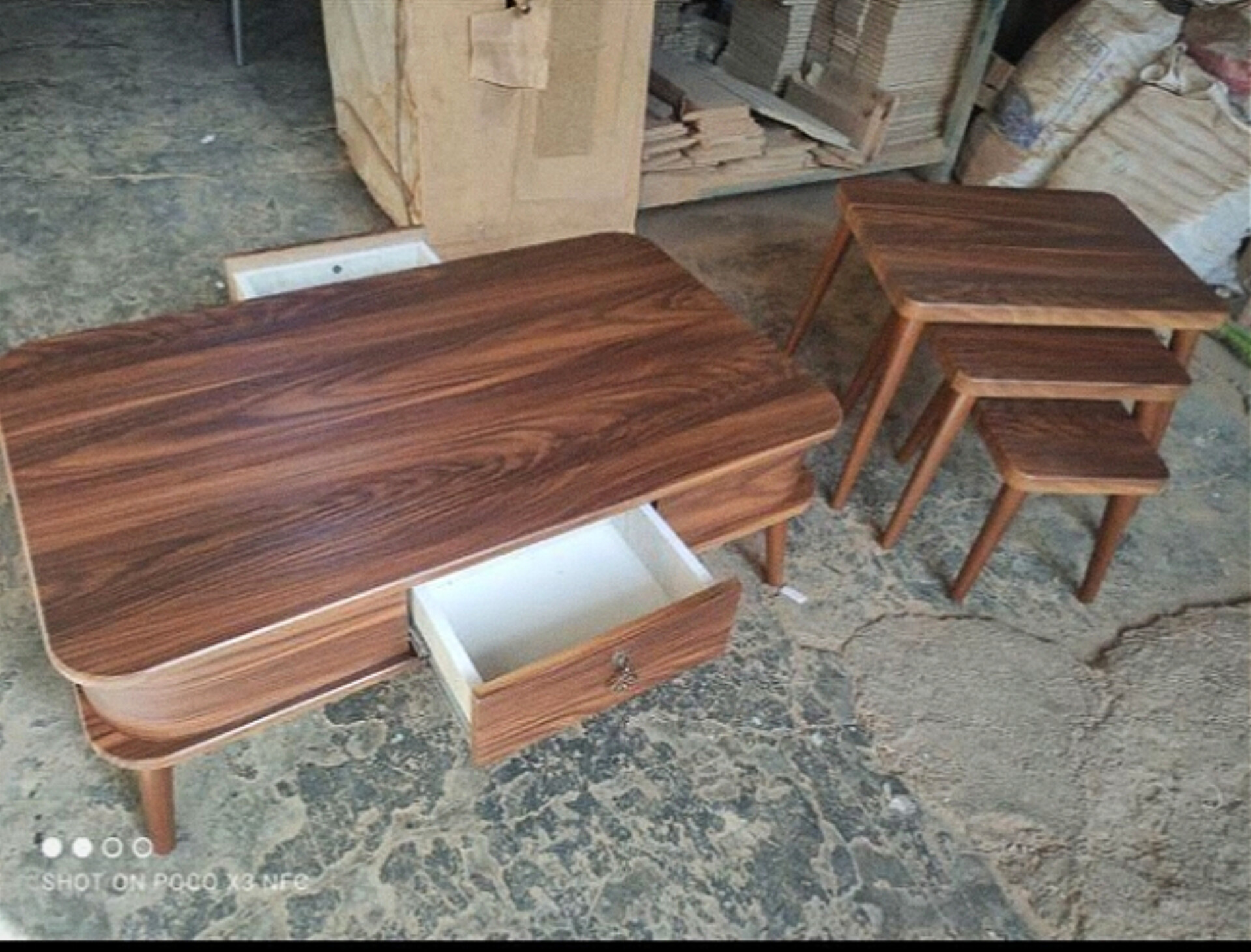  میز جلومبلی و عسلی مدل لیما 4عددی جنس mdf ابعاد100×67×35یک جلومبلی دوکشو و سه تا میز عسلی زیرهم رو پایه،ها،abs و پیچی دارای رنگبندی دارای بسته بندی کارتن 