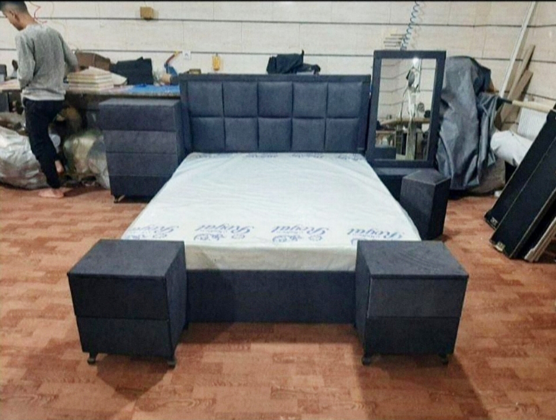  سرویس خواب دونفره تخت دونفره 200×160۲ تا کفی تخت ۲ تا پاتختی میز آرایش قاب آینه و صندلی دارای رنگبندی پارچه 