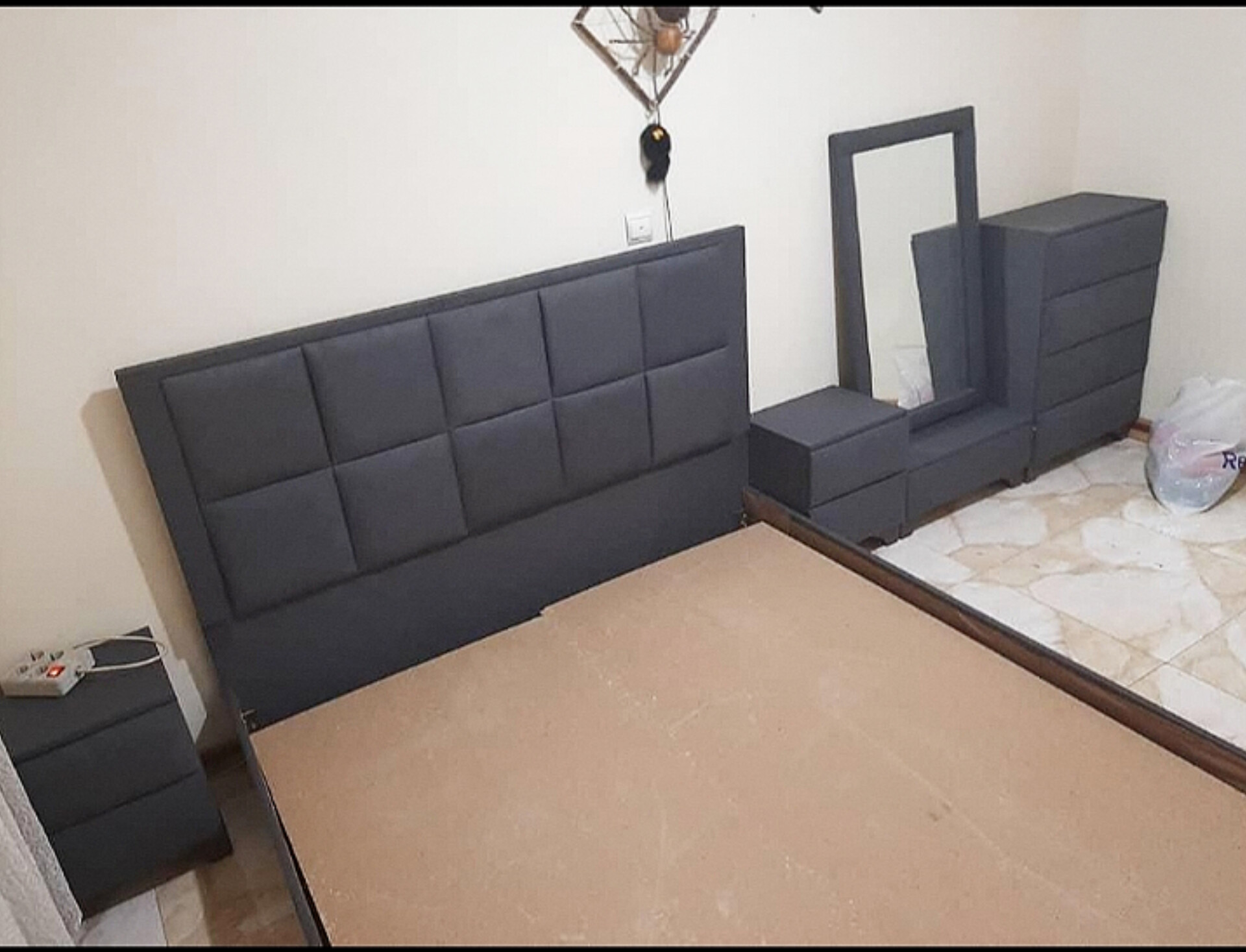  سرویس خواب دونفره تخت دونفره 200×160۲ تا کفی تخت ۲ تا پاتختی میز آرایش قاب آینه و صندلی دارای رنگبندی پارچه 