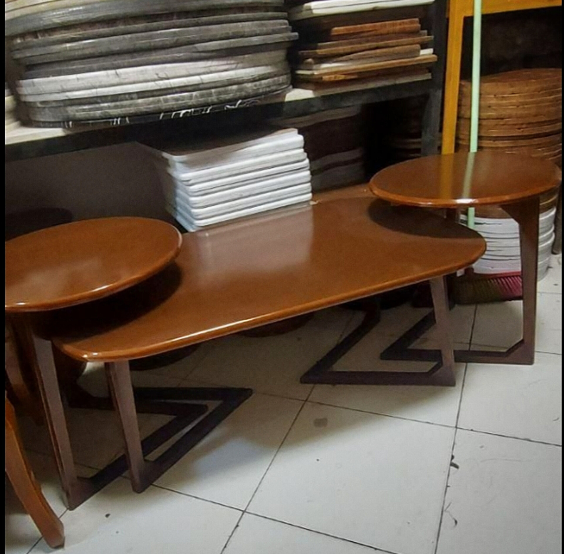  میز جلومبلی و عسلی مدل لبتابی  3تکه یک جلومبلی و دوتا عسلی گرد جنس چوب روس ابعاد 57×100×5040×40×55دارای رنگبندی 