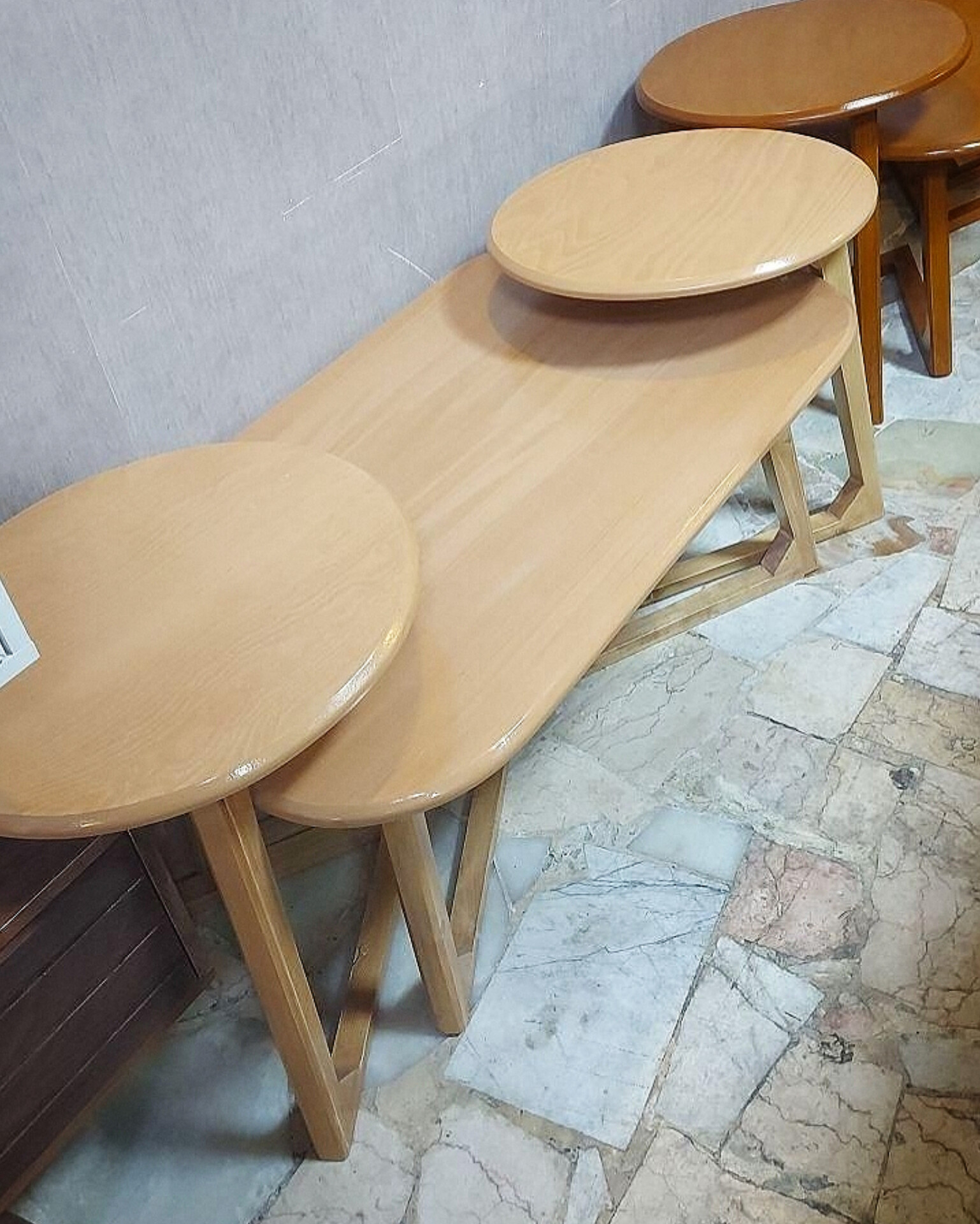  میز جلومبلی و عسلی مدل لبتابی  3تکه یک جلومبلی و دوتا عسلی گرد جنس چوب روس ابعاد 57×100×5040×40×55دارای رنگبندی 