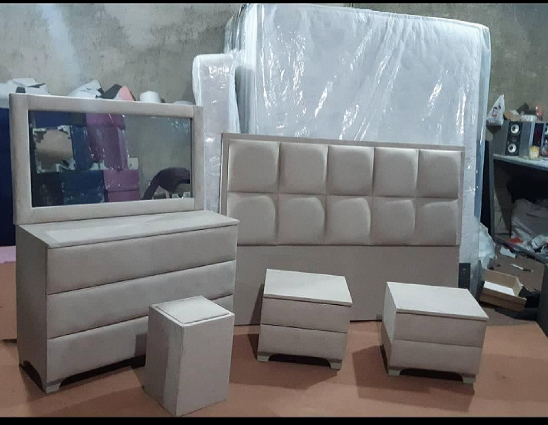  سرویس خواب دونفره تخت دونفره 200×160۲ تا کفی تخت ۲ تا پاتختی میز آرایش قاب آینه و صندلی دارای رنگبندی پارچه 