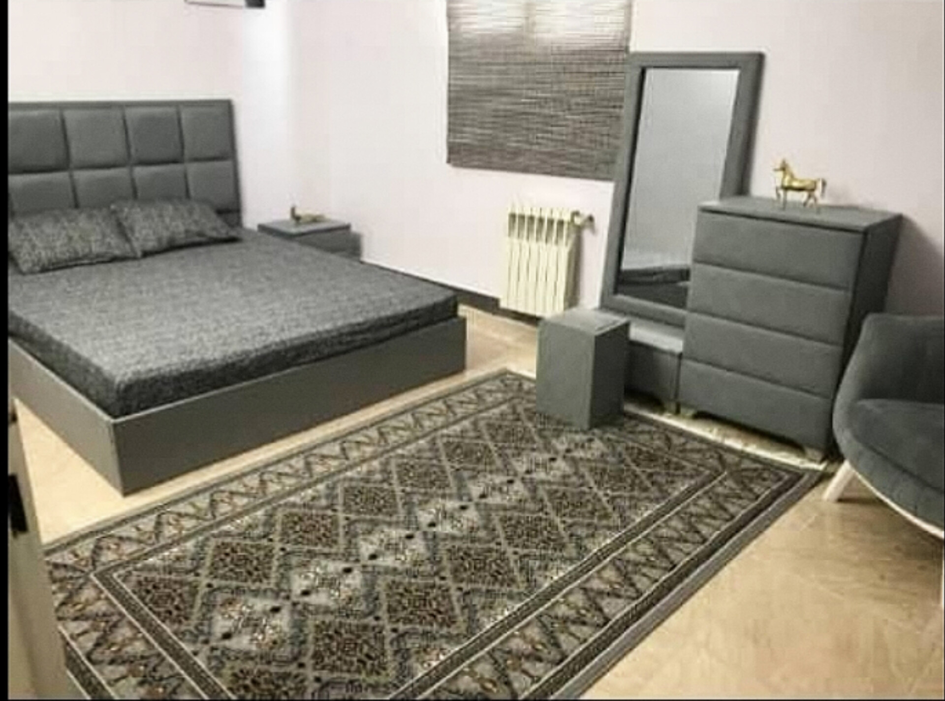  سرویس خواب دونفره تخت دونفره 200×160۲ تا کفی تخت ۲ تا پاتختی میز آرایش قاب آینه و صندلی دارای رنگبندی پارچه 