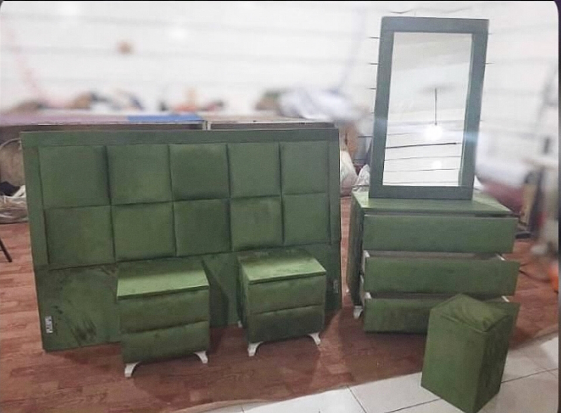  سرویس خواب دونفره تخت دونفره 200×160۲ تا کفی تخت ۲ تا پاتختی میز آرایش قاب آینه و صندلی دارای رنگبندی پارچه 