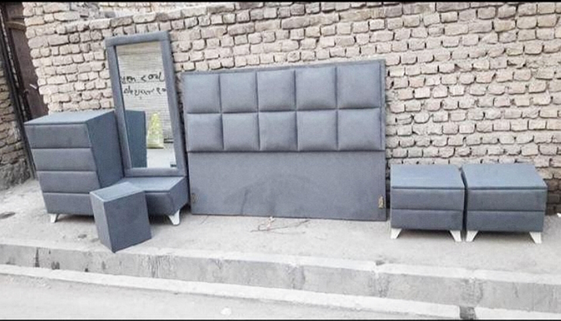  سرویس خواب دونفره تخت دونفره 200×160۲ تا کفی تخت ۲ تا پاتختی میز آرایش قاب آینه و صندلی دارای رنگبندی پارچه 