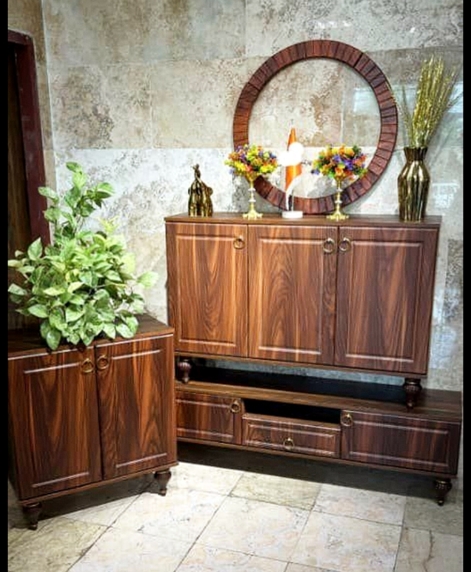   ست میز تلویزیون میز کنسول و جاکفشی 4 عددی جنس بدنه ملامینه و نما mdf وکیومابعاد میز تلویزیون 140×33×45مناسب تلویزیون تا 55اینچ میز کنسول 120×35×80جاکفشی 80×32×87لولای آرام بند برای درب ها پایه های پیچینوار وکیوم 0/3  