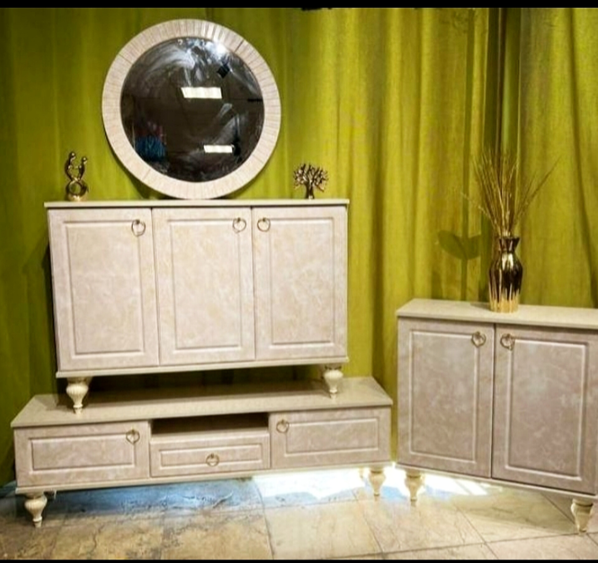   ست میز تلویزیون میز کنسول و جاکفشی 4 عددی جنس بدنه ملامینه و نما mdf وکیومابعاد میز تلویزیون 140×33×45مناسب تلویزیون تا 55اینچ میز کنسول 120×35×80جاکفشی 80×32×87لولای آرام بند برای درب ها پایه های پیچینوار وکیوم 0/3  