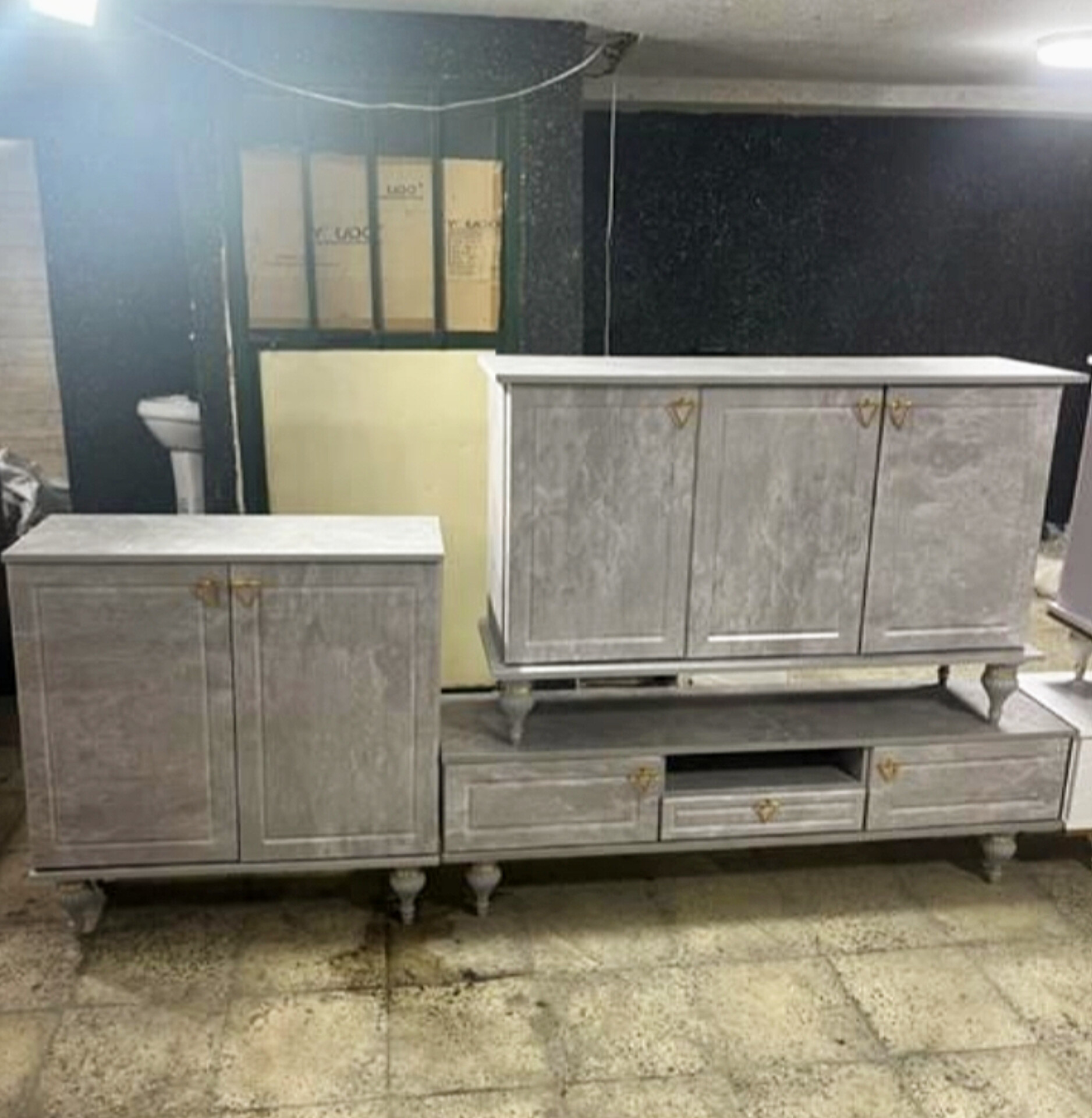   ست میز تلویزیون میز کنسول و جاکفشی 4 عددی جنس بدنه ملامینه و نما mdf وکیومابعاد میز تلویزیون 140×33×45مناسب تلویزیون تا 55اینچ میز کنسول 120×35×80جاکفشی 80×32×87لولای آرام بند برای درب ها پایه های پیچینوار وکیوم 0/3  