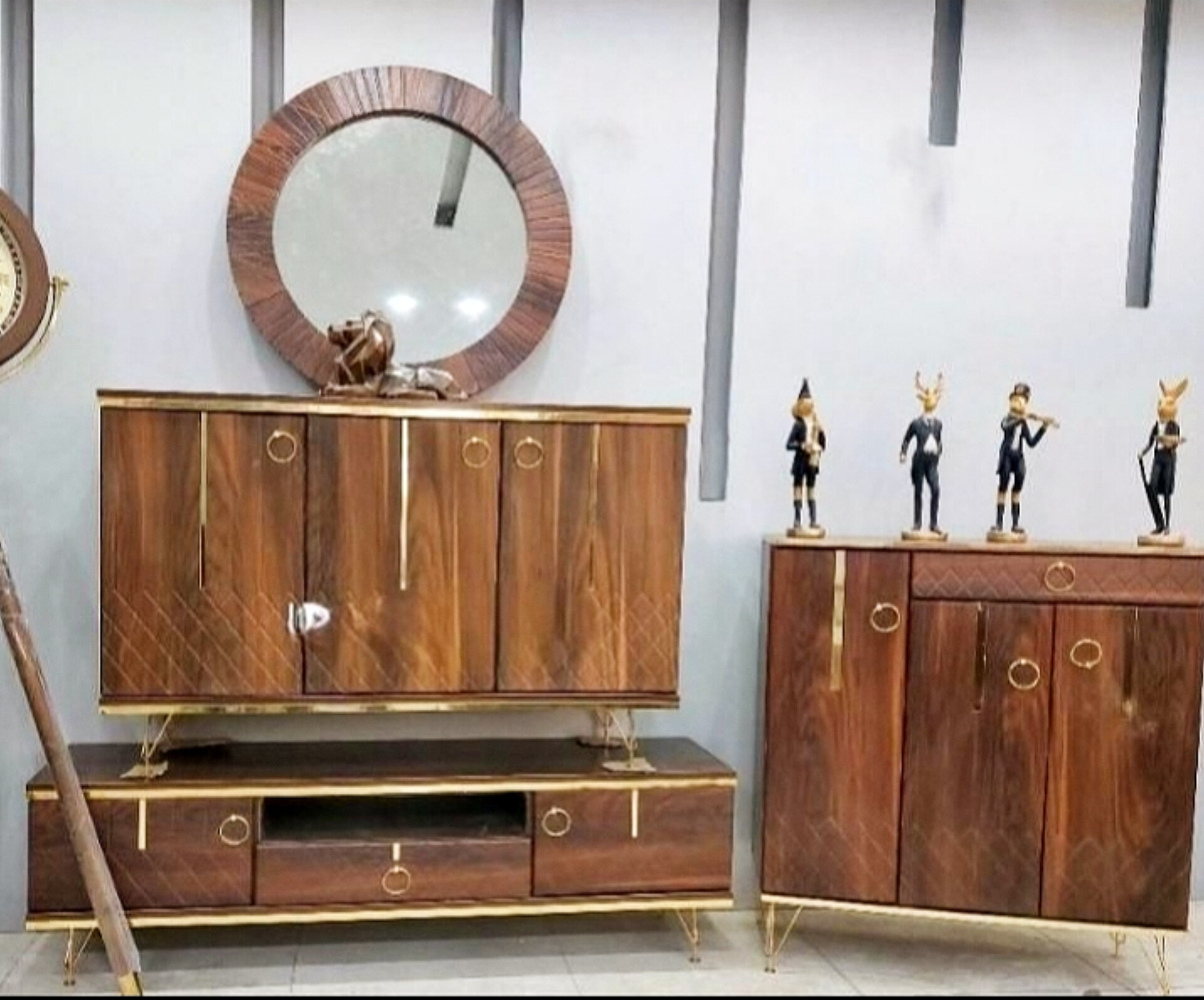   ست میز تلویزیون میز کنسول و جاکفشی 4 عددی جنس بدنه ملامینه و نما mdf وکیومابعاد میز تلویزیون 140×33×45مناسب تلویزیون تا 55اینچ میز کنسول 120×35×80جاکفشی 80×32×87لولای آرام بند برای درب ها پایه های پیچینوار وکیوم 0/3  