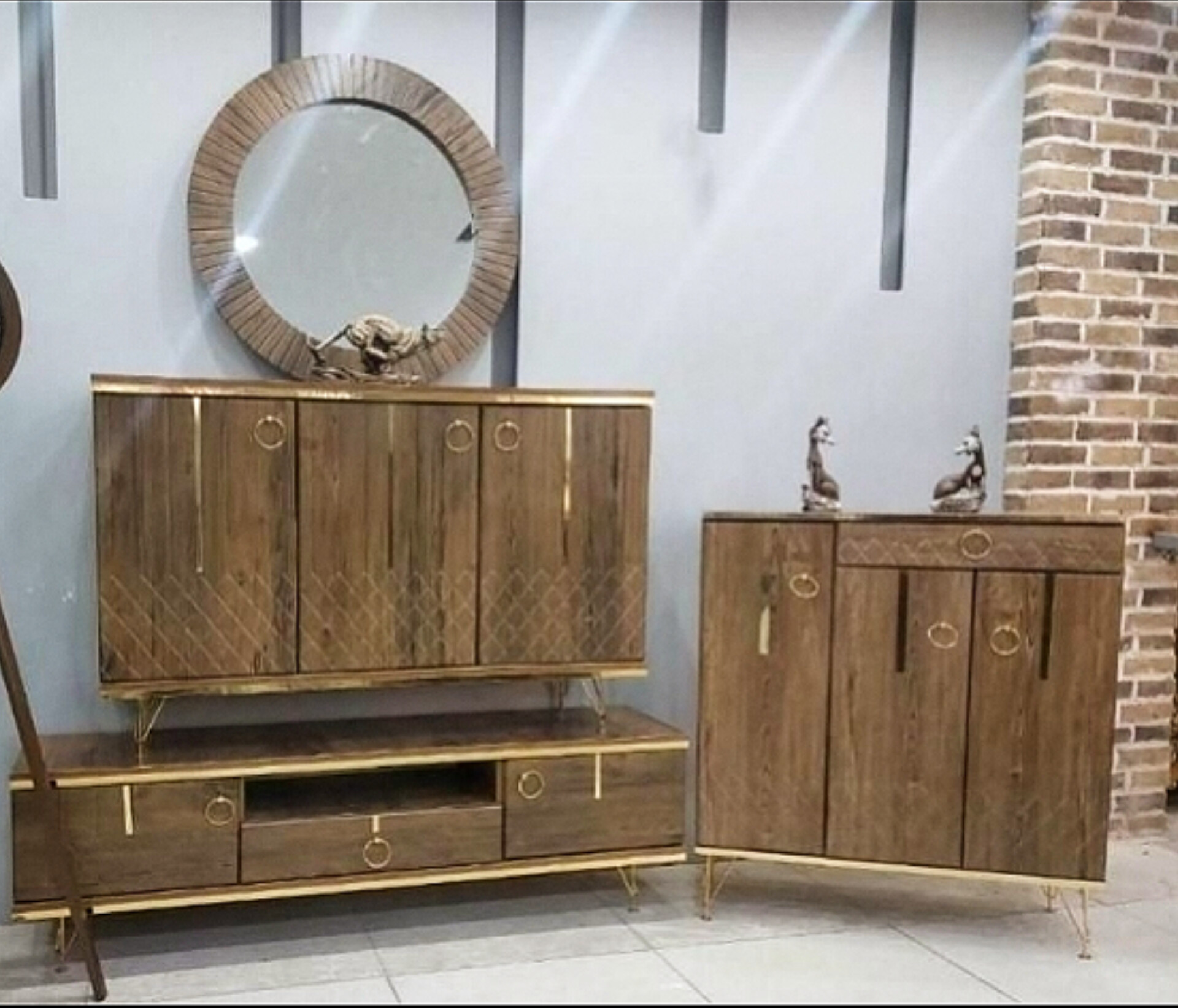   ست میز تلویزیون میز کنسول و جاکفشی 4 عددی جنس بدنه ملامینه و نما mdf وکیومابعاد میز تلویزیون 140×33×45مناسب تلویزیون تا 55اینچ میز کنسول 120×35×80جاکفشی 80×32×87لولای آرام بند برای درب ها پایه های پیچینوار وکیوم 0/3  