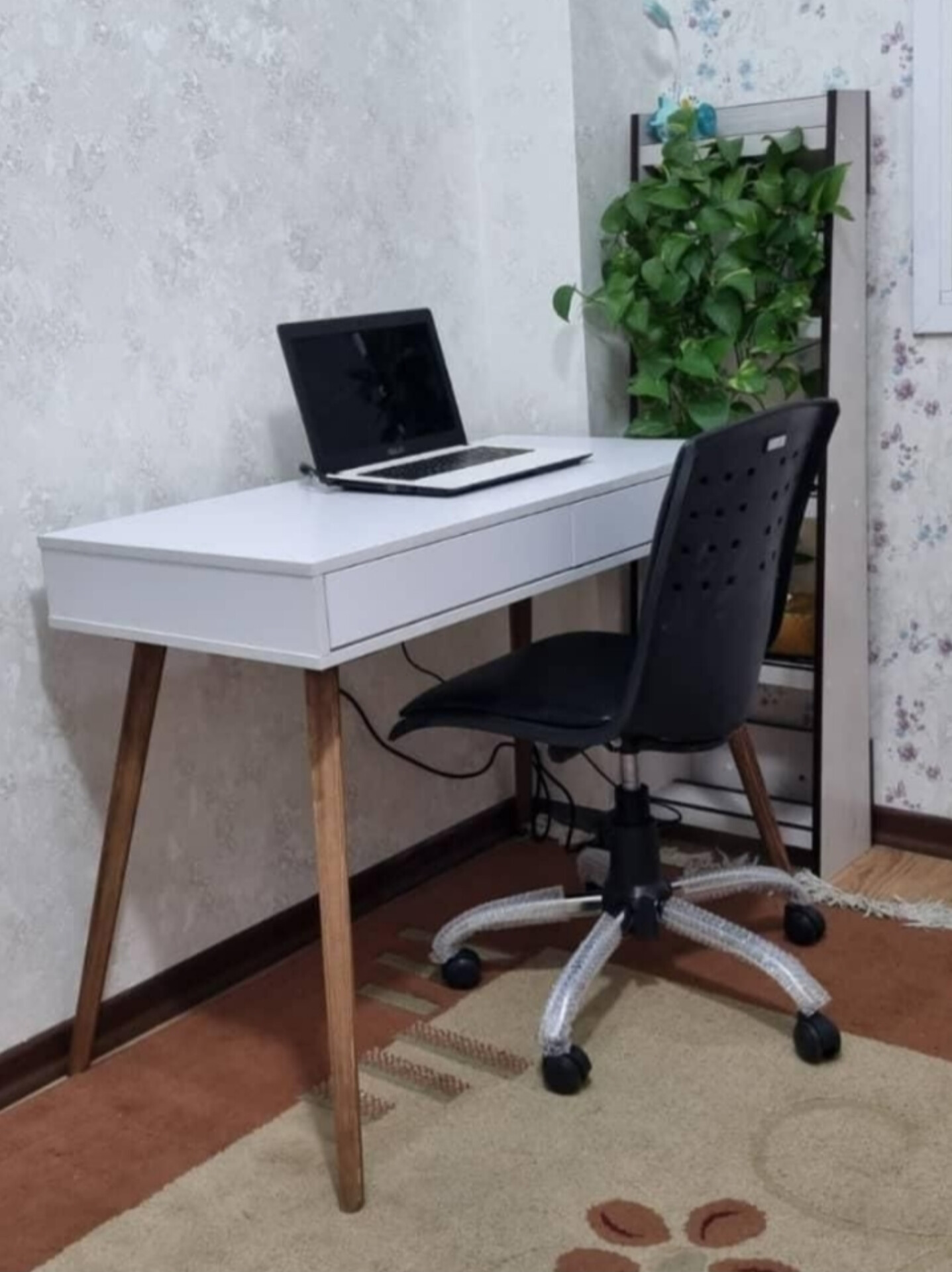   میز تحریر دانشجویی مدل سیلوا ابعاد 78×50×80جنس تمام mdf ریل سه زمانه کشو مگنتی پایه های چوب روس و قابل جدا شدن پروفیل درجه 1داراب رنگبندی است 