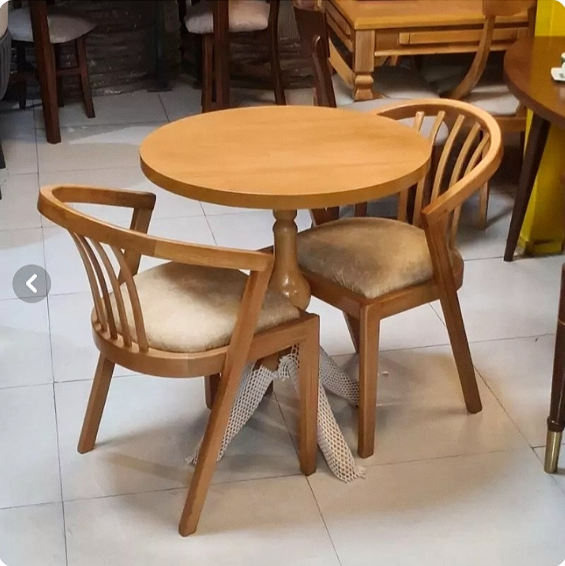  میز و صندلی ناهارخوری 2نفره مدل سبدی جنس چوب روس ابعاد 70×70×8035×40×50کف اسفنج پارچه دیاموند دارای رنگبندی چوب و پارچه 