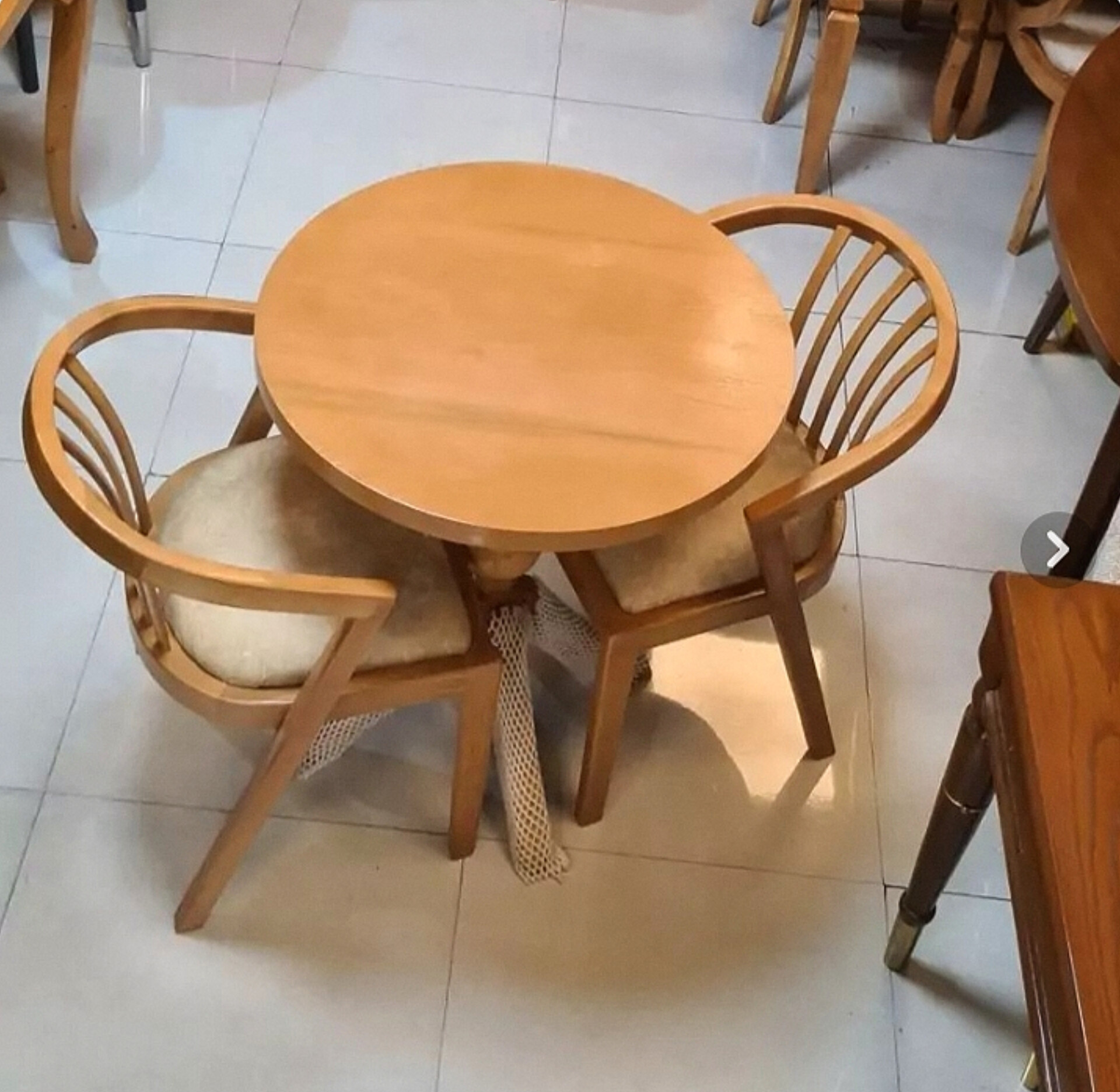  میز و صندلی ناهارخوری 2نفره مدل سبدی جنس چوب روس ابعاد 70×70×8035×40×50کف اسفنج پارچه دیاموند دارای رنگبندی چوب و پارچه 