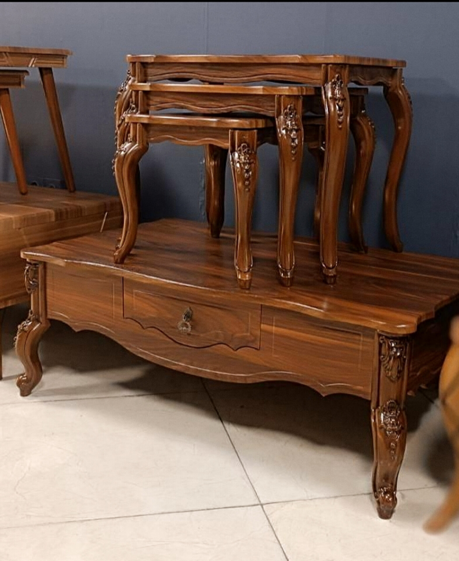  جلومبلی و عسلی مدل مینو 4عددی جنس mdf وکیومابعاد 100×67×35یک جلومبلی کشو خور و سه تا عسلی زیرهم رو پایه ها abs و پیچی دارای بسته بندی کارتن دارای رنگبندی 