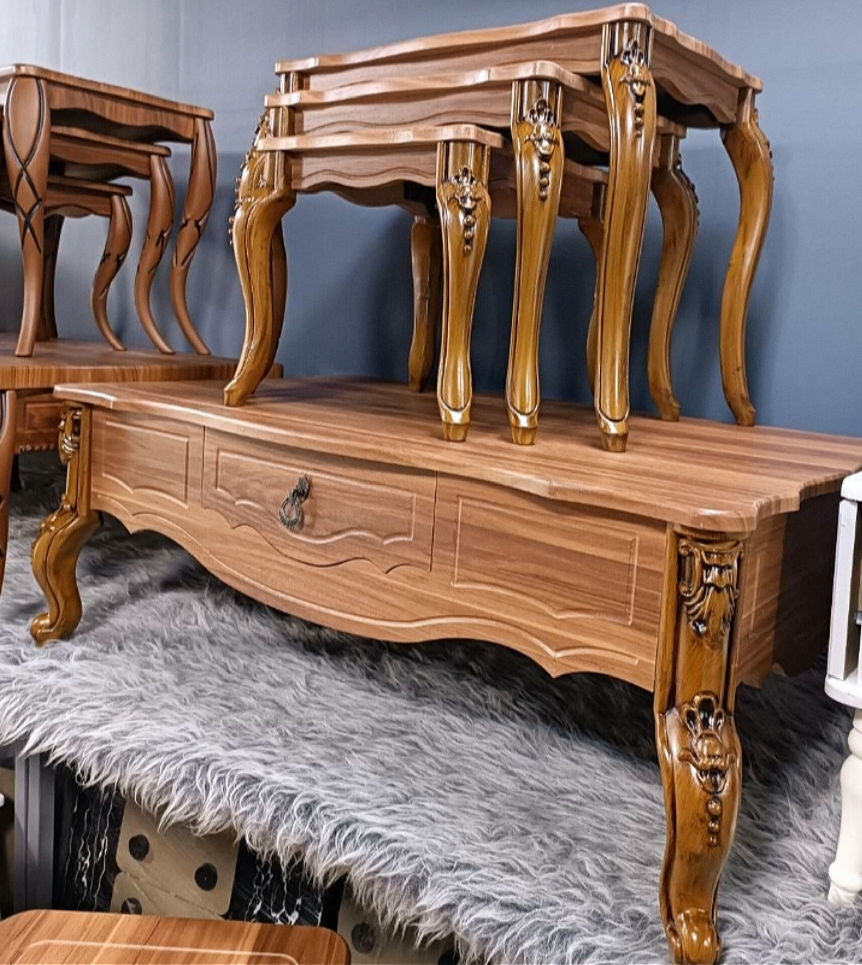  جلومبلی و عسلی مدل مینو 4عددی جنس mdf وکیومابعاد 100×67×35یک جلومبلی کشو خور و سه تا عسلی زیرهم رو پایه ها abs و پیچی دارای بسته بندی کارتن دارای رنگبندی 