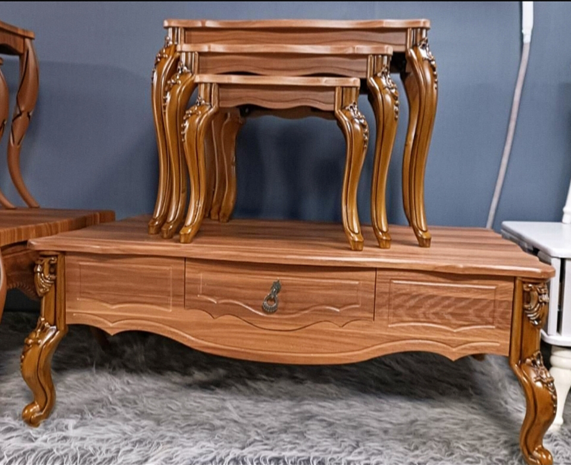  جلومبلی و عسلی مدل مینو 4عددی جنس mdf وکیومابعاد 100×67×35یک جلومبلی کشو خور و سه تا عسلی زیرهم رو پایه ها abs و پیچی دارای بسته بندی کارتن دارای رنگبندی 