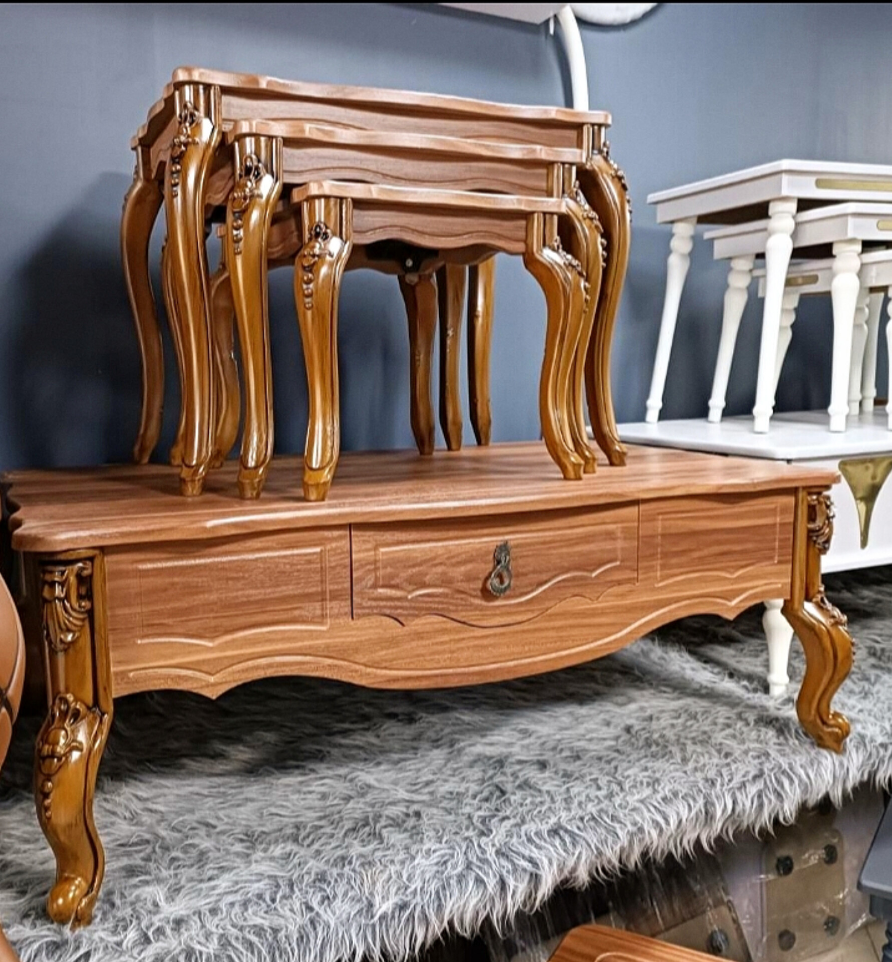  جلومبلی و عسلی مدل مینو 4عددی جنس mdf وکیومابعاد 100×67×35یک جلومبلی کشو خور و سه تا عسلی زیرهم رو پایه ها abs و پیچی دارای بسته بندی کارتن دارای رنگبندی 