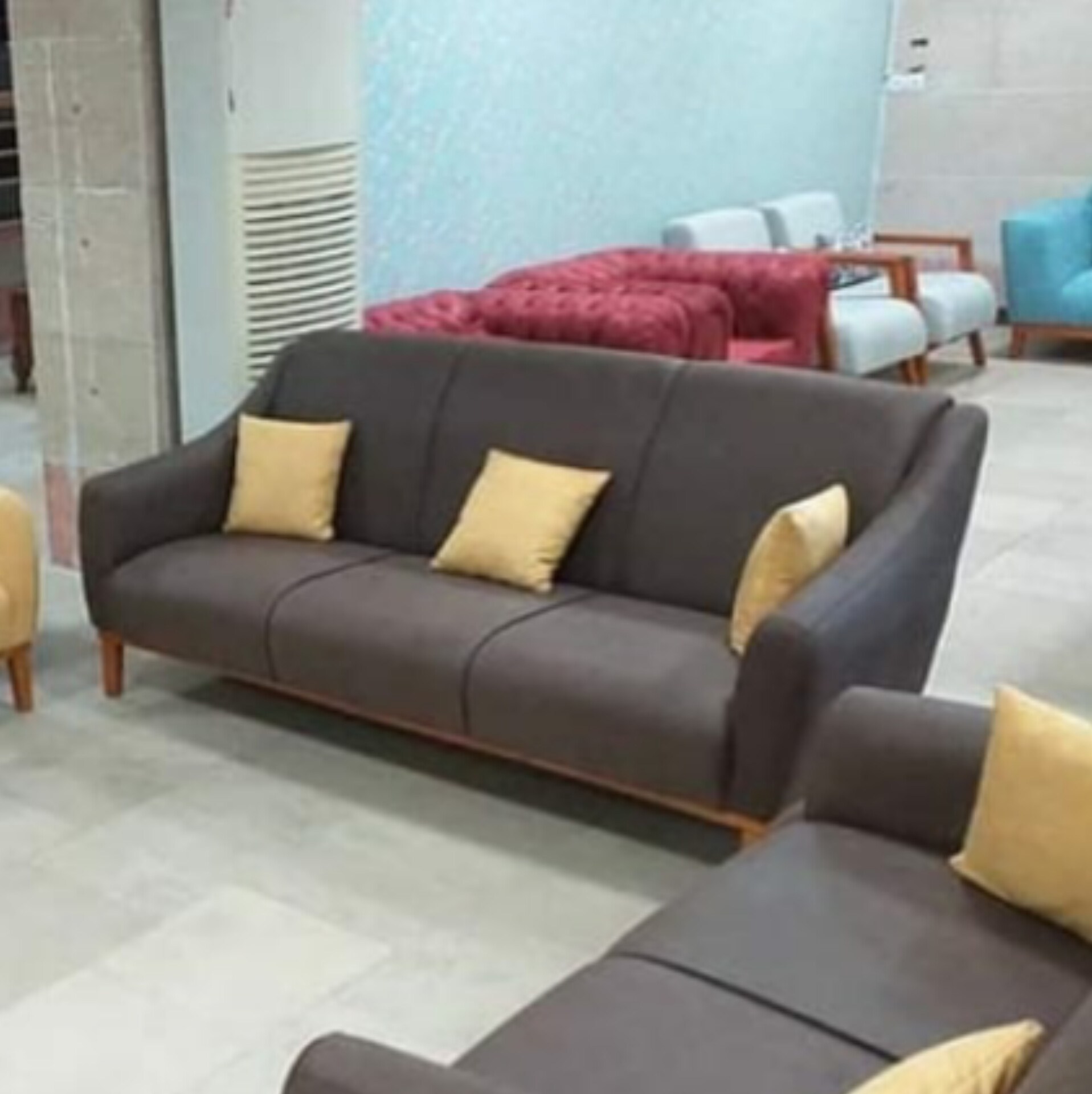  مبل کارلو ۵ نفره 3+1+1کلاف چوب روس نشیمن اسفنج ۳۵ کیلویی کف فنر پارچه هانزو دارای رنگبندی چوب و پارچه 