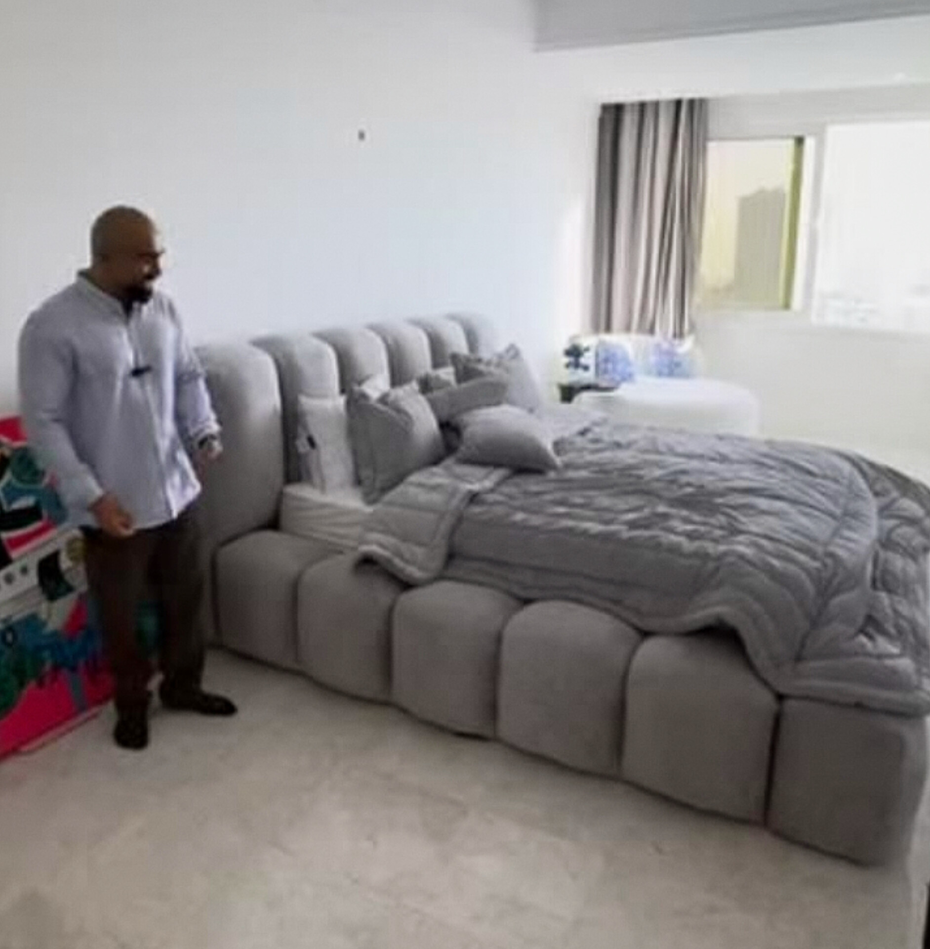  تخت خواب دونفره مدل نیوتدی جنس mdf تمام پارچه ابعاد 160×200×115پارچه تدی کازان زیرکار ۸ سانت اسفنج دارای دوتا کفی تخت